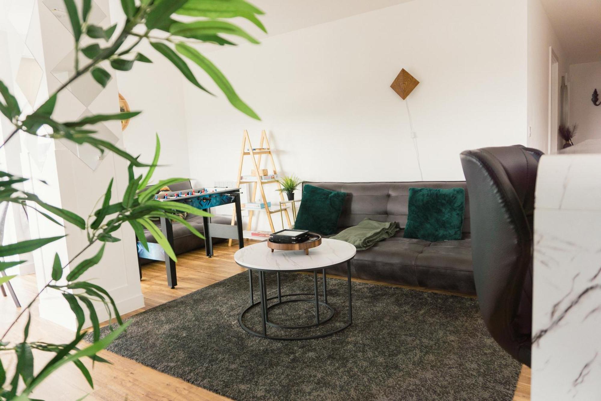 Manchester's Luxurious 2-bed Haven With Balcony - Canal Views & Proximity To United Manchester