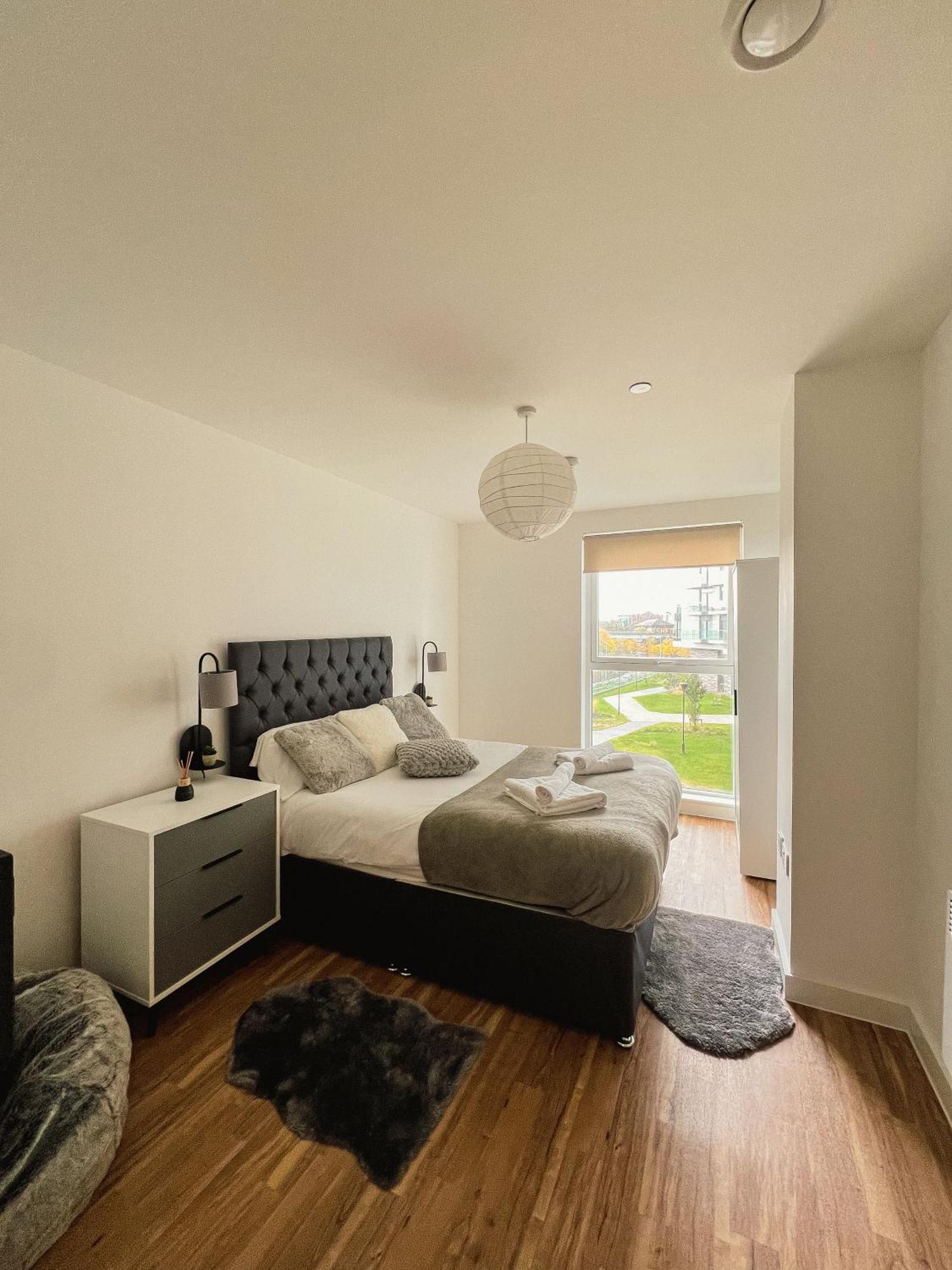 Manchester's Luxurious 2-bed Haven With Balcony - Canal Views & Proximity To United