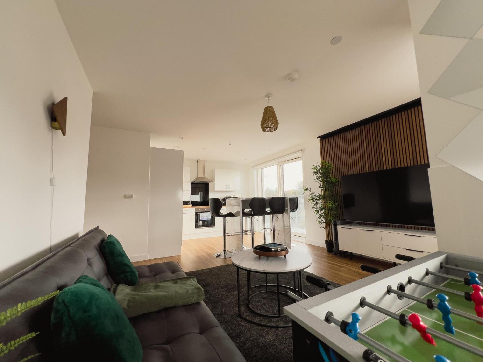 Manchester's Luxurious 2-bed Haven With Balcony - Canal Views & Proximity To United *