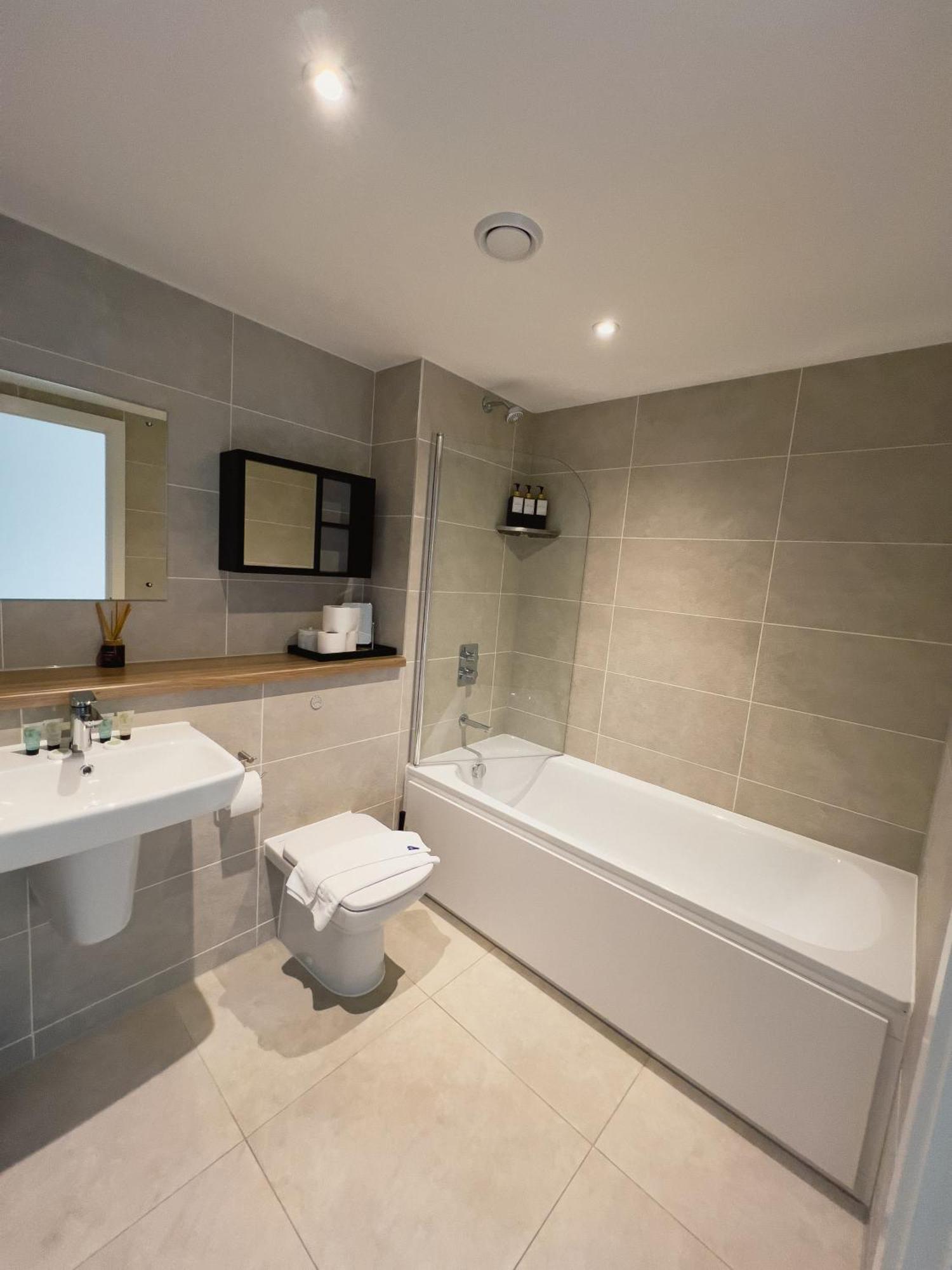 Manchester's Luxurious 2-bed Haven With Balcony - Canal Views & Proximity To United