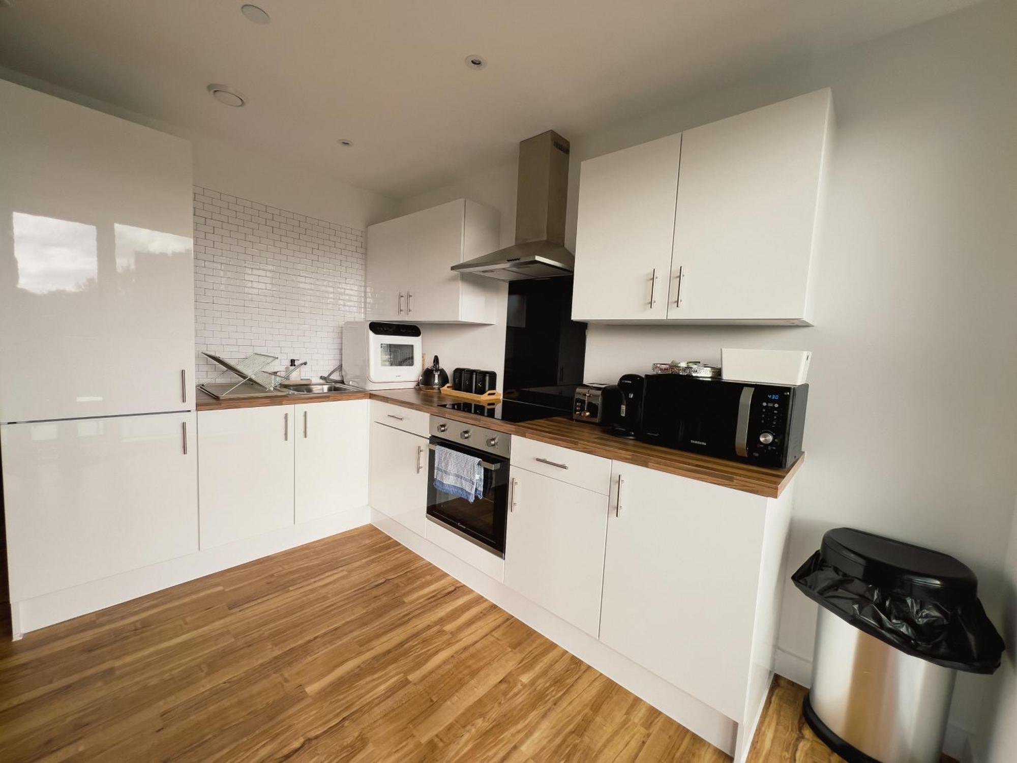 Apartment Manchester's Luxurious 2-bed Haven With Balcony - Canal Views & Proximity To United