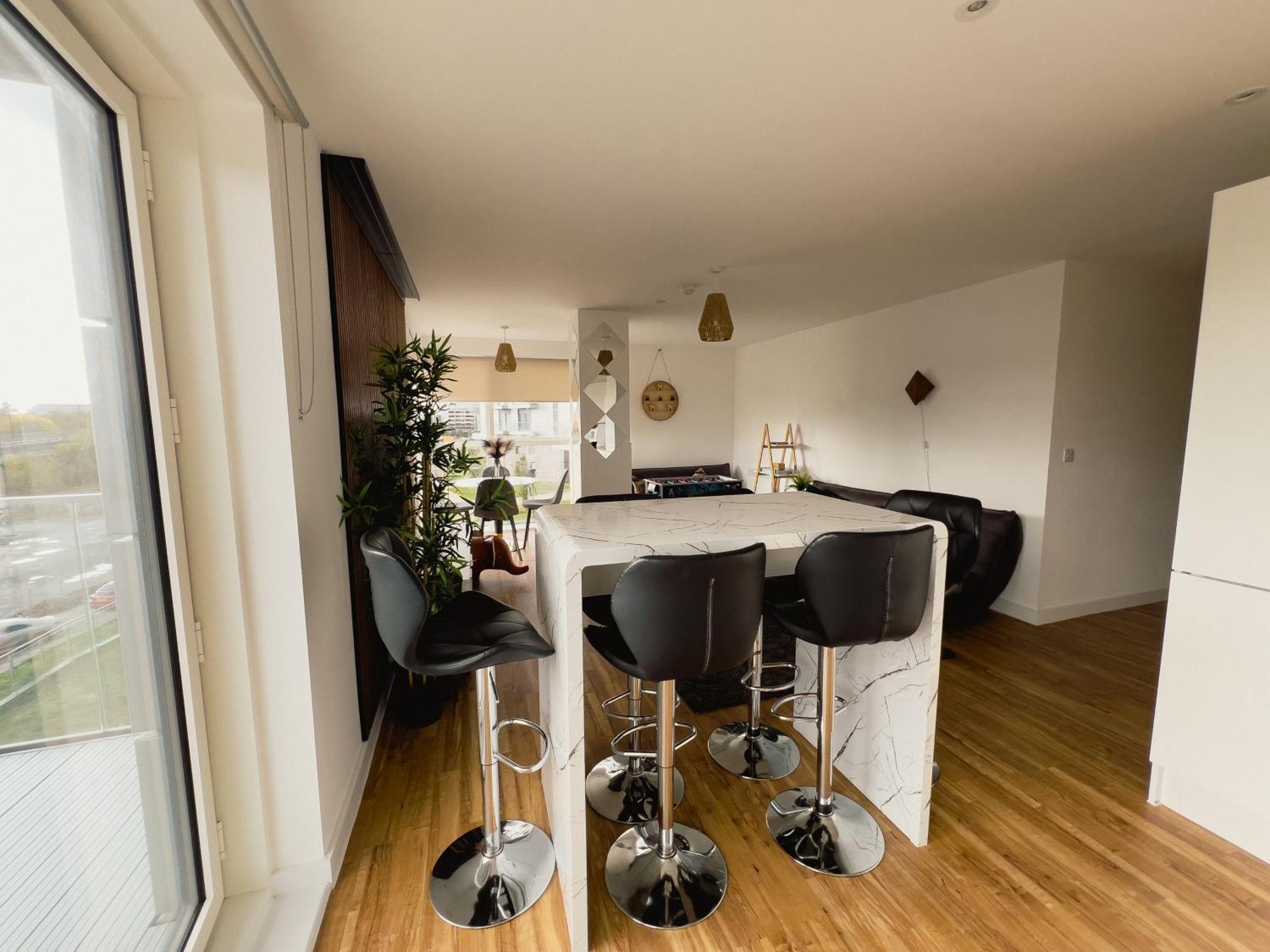 Apartment Manchester's Luxurious 2-bed Haven With Balcony - Canal Views & Proximity To United Manchester