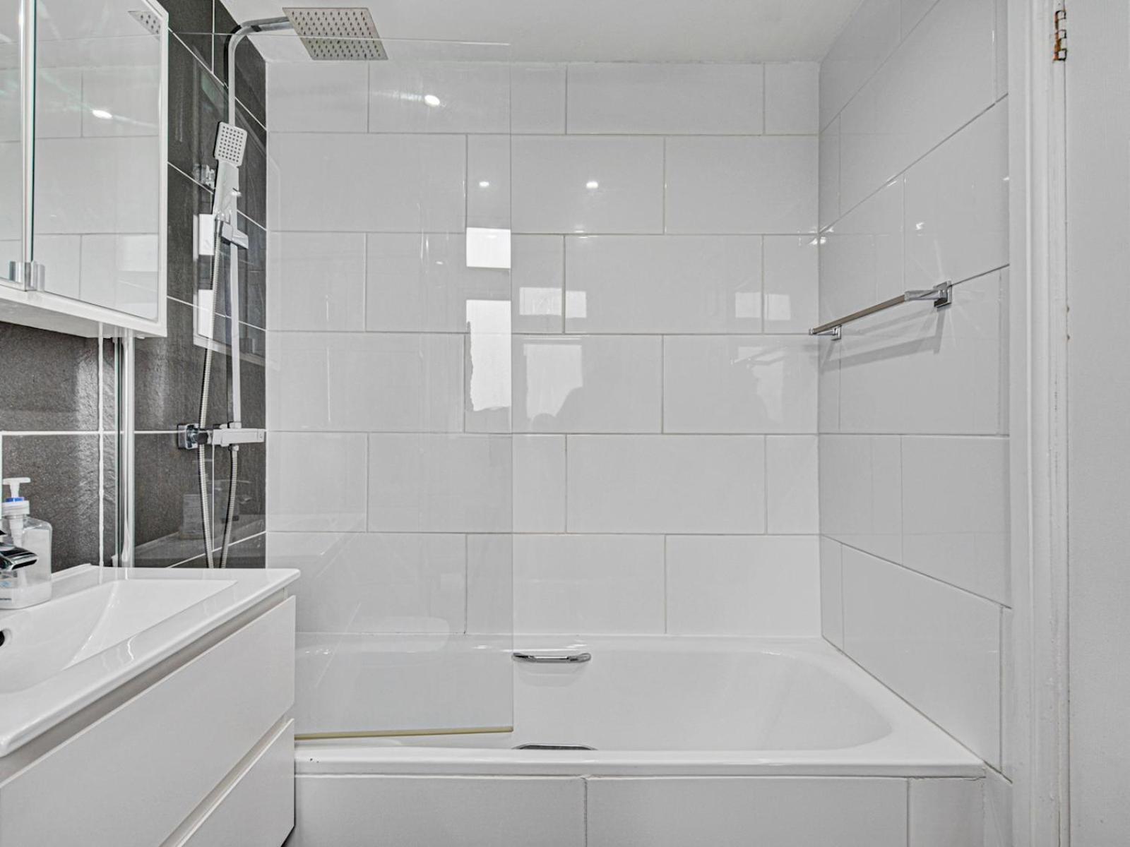 Stunning 1 Bed With Parking Pass The Keys Appartement