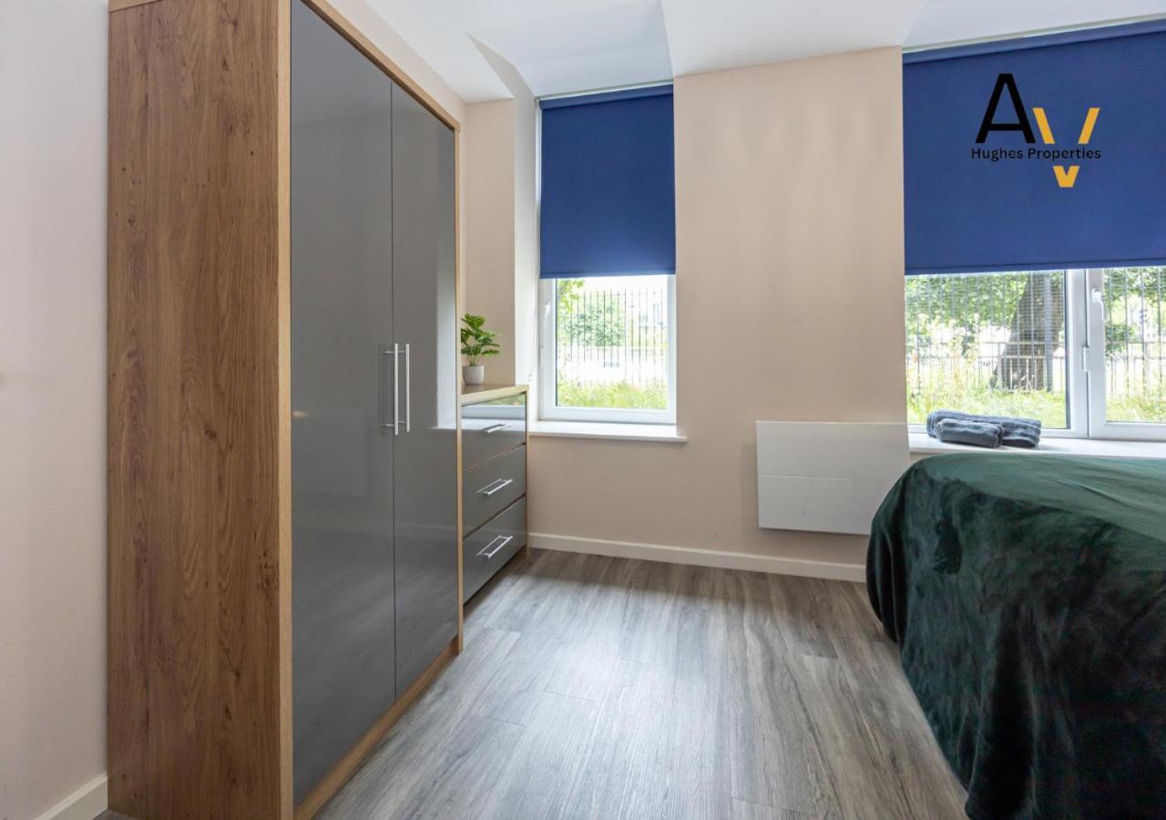Stylish One-Bedroom Apartment - Ideal For Business & Leisure In Salford By Av Hughes Properties *