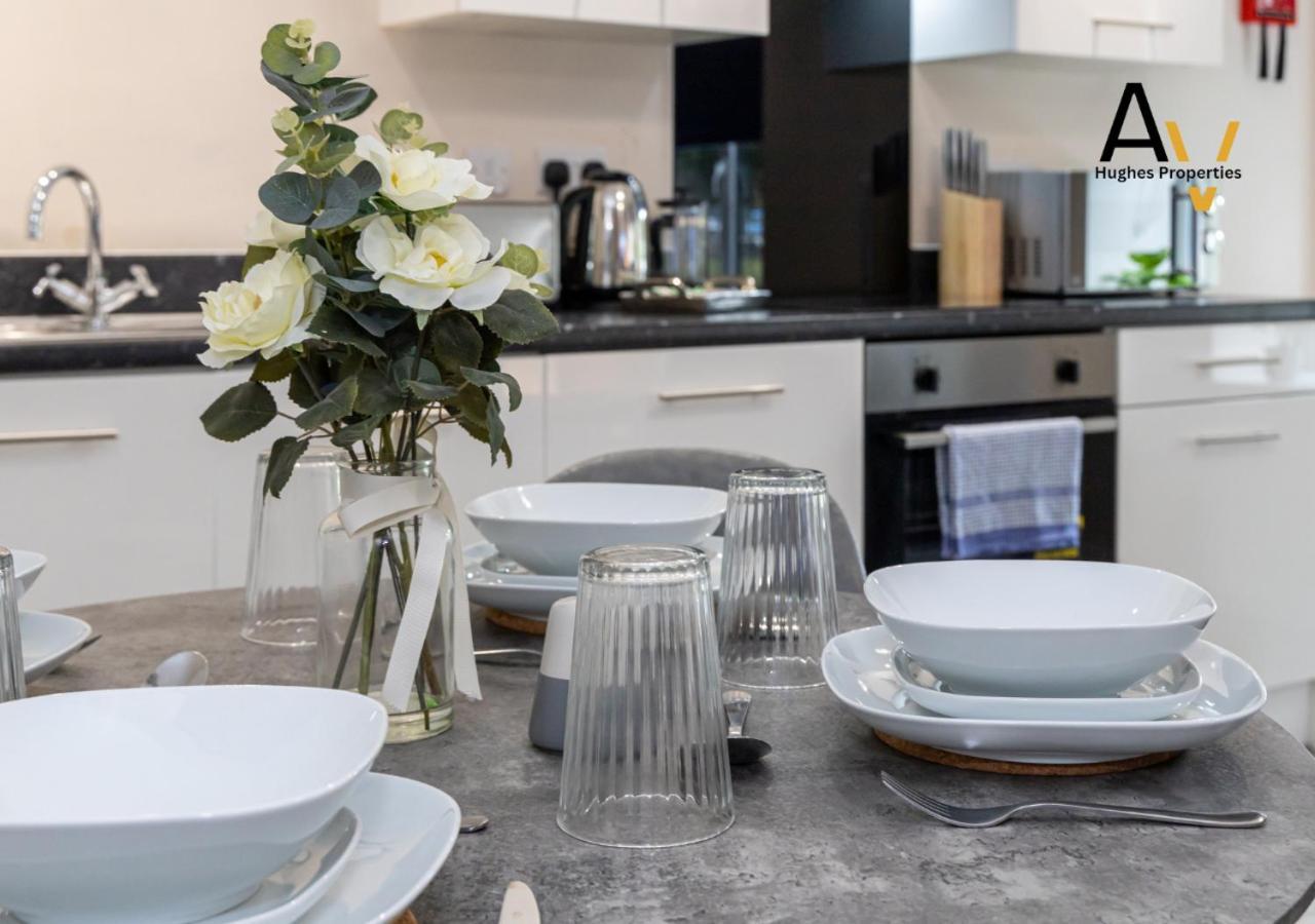Stylish One-Bedroom Apartment - Ideal For Business & Leisure In Salford By Av Hughes Properties