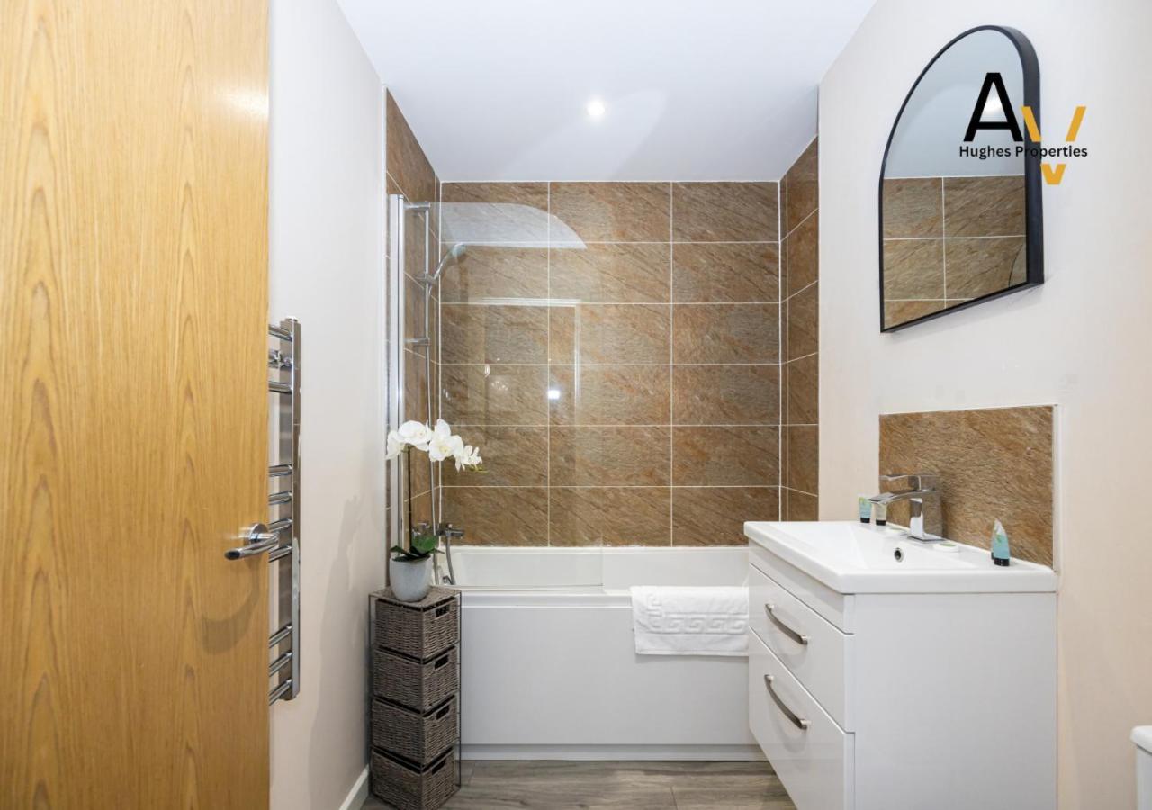 Stylish One-Bedroom Apartment - Ideal For Business & Leisure In Salford By Av Hughes Properties Appartement