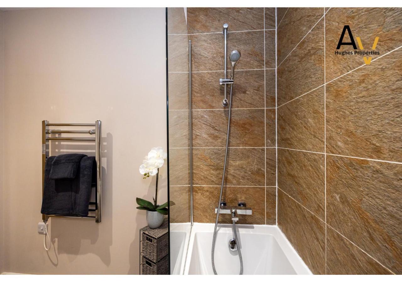 Stylish One-Bedroom Apartment - Ideal For Business & Leisure In Salford By Av Hughes Properties