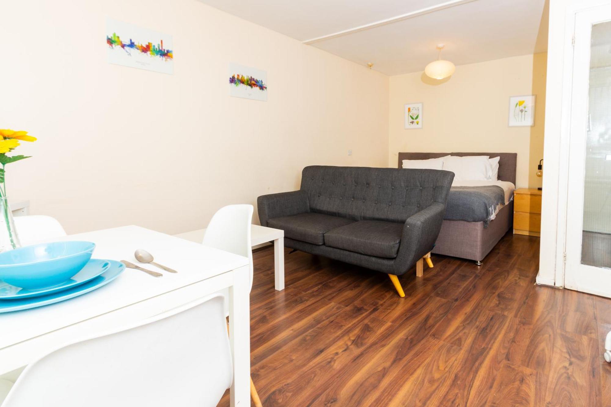 Studio In Stretford With Great Transport Links Manchester