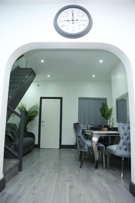 Full, Modern Family House In Salford Manchester