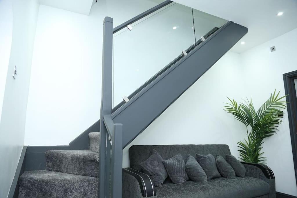 Full, Modern Family House In Salford Vakantiehuis