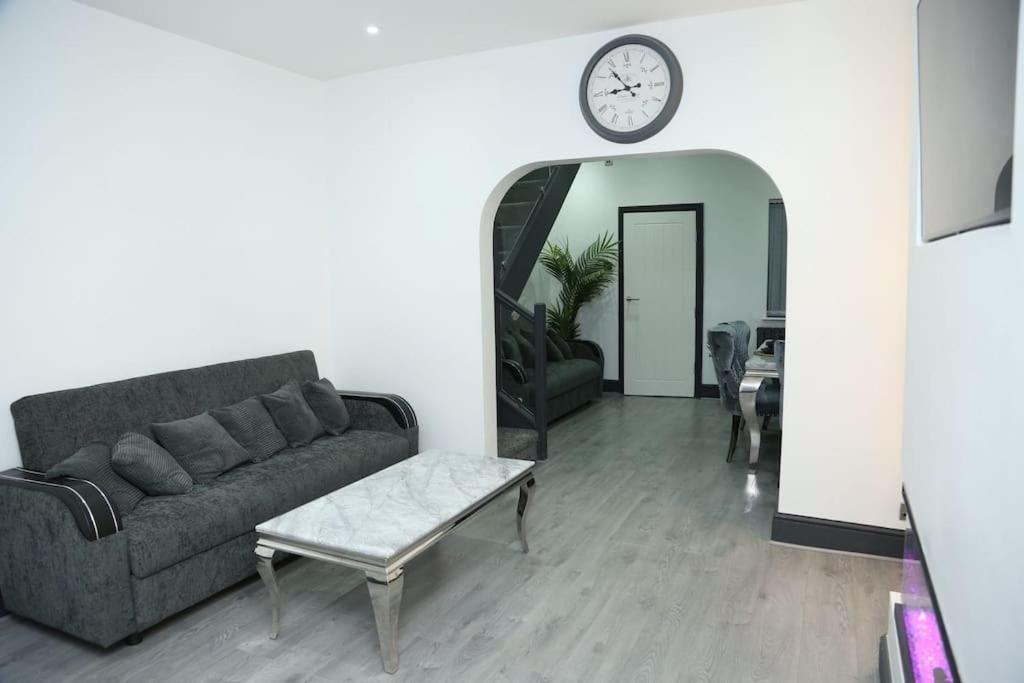Full, Modern Family House In Salford Manchester
