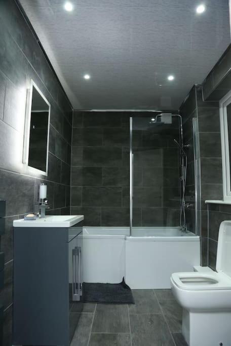 Full, Modern Family House In Salford Vakantiehuis