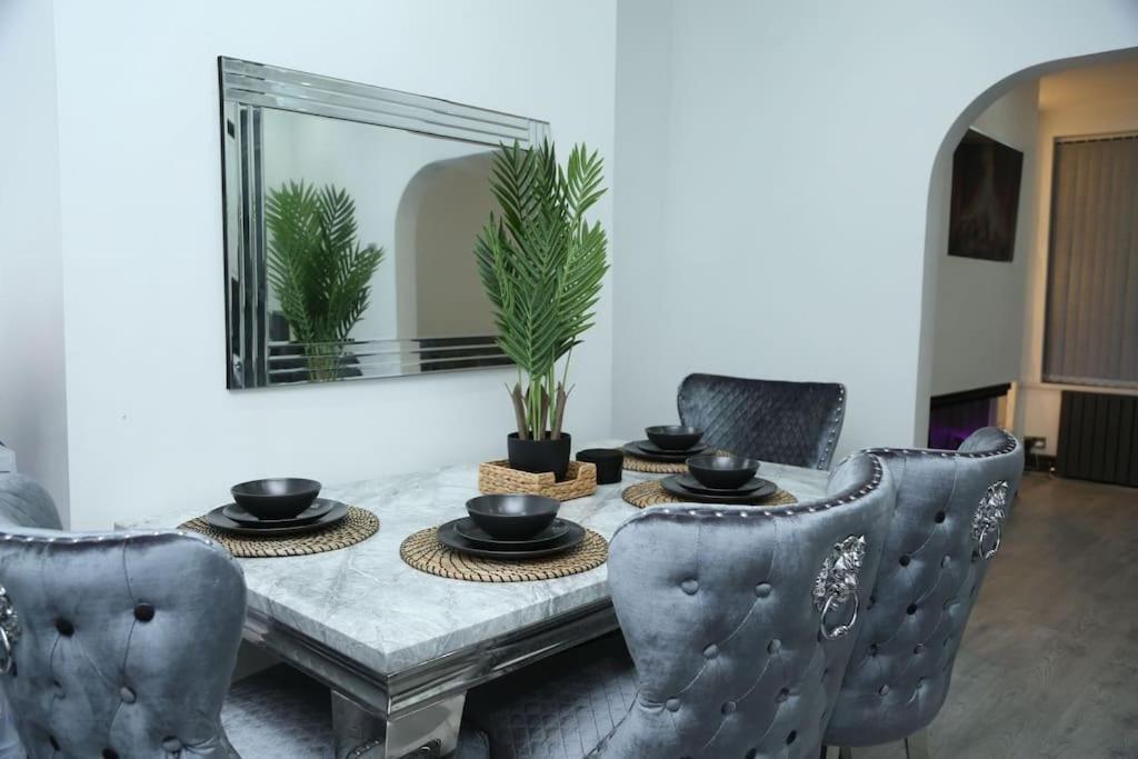 Vakantiehuis Full, Modern Family House In Salford *