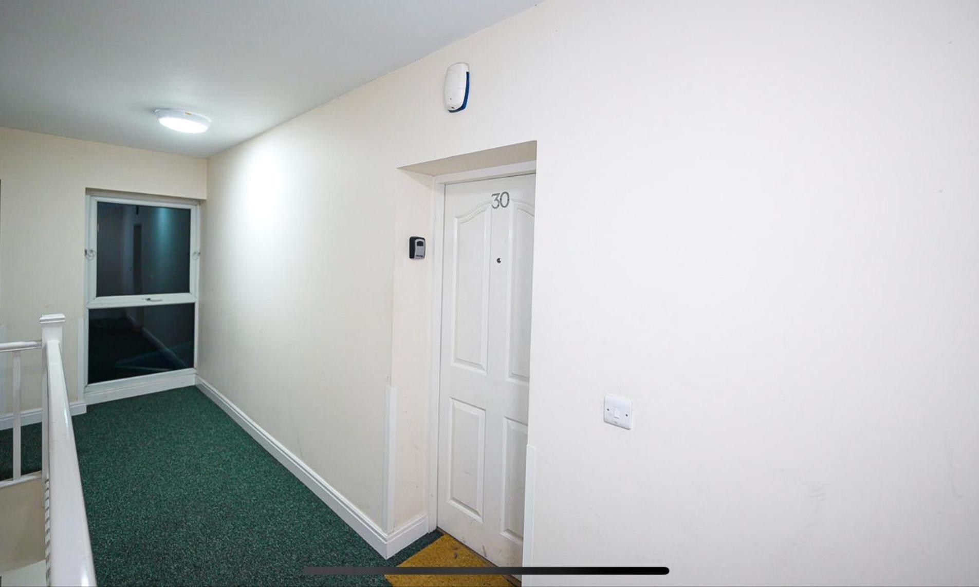 Modern Luxury 2 Bed Apartment, Sleeps 6 *