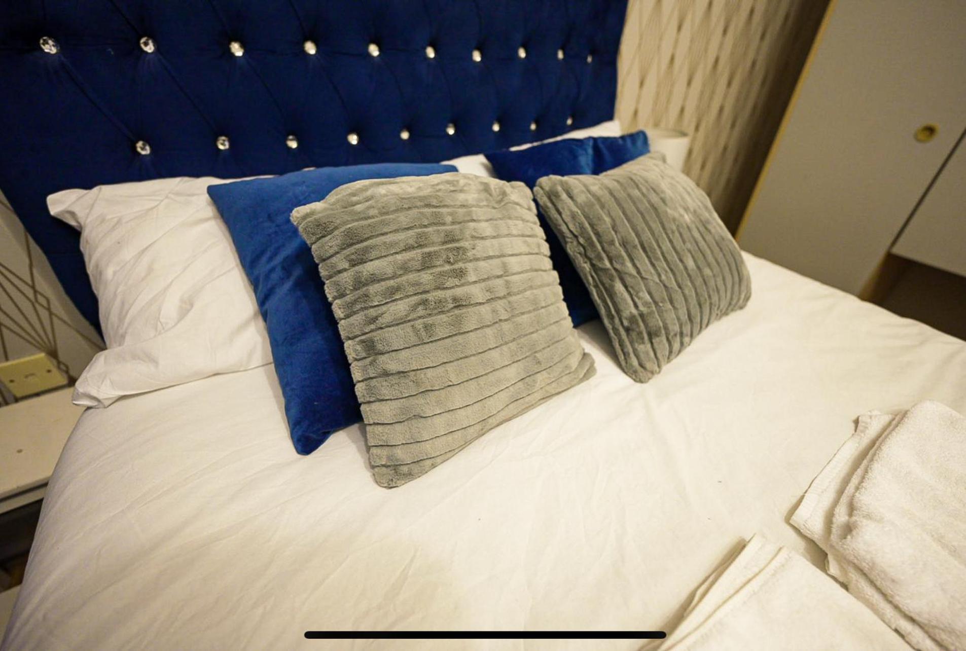 Modern Luxury 2 Bed Apartment, Sleeps 6 Apartment