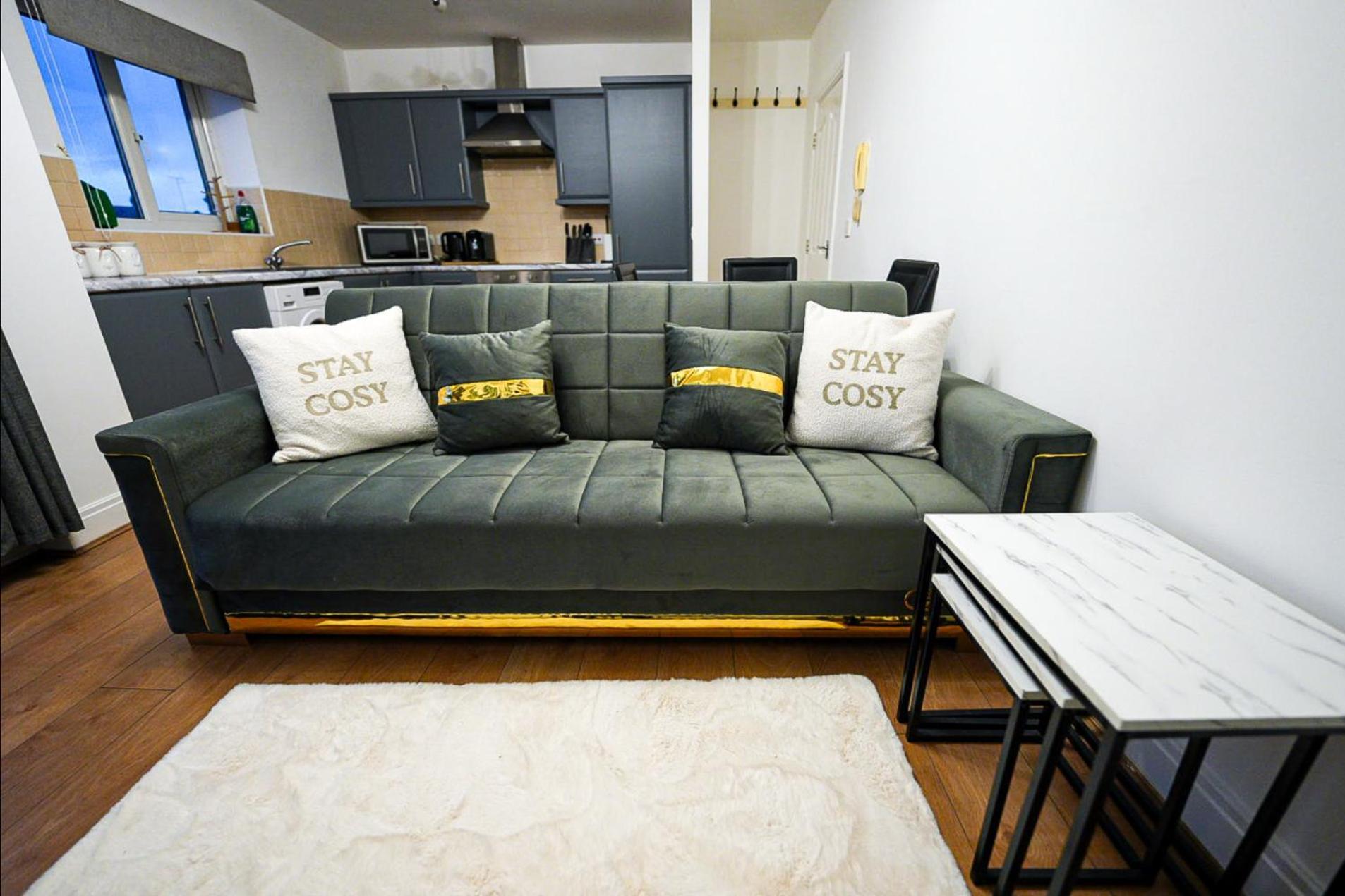 Modern Luxury 2 Bed Apartment, Sleeps 6 Apartment *