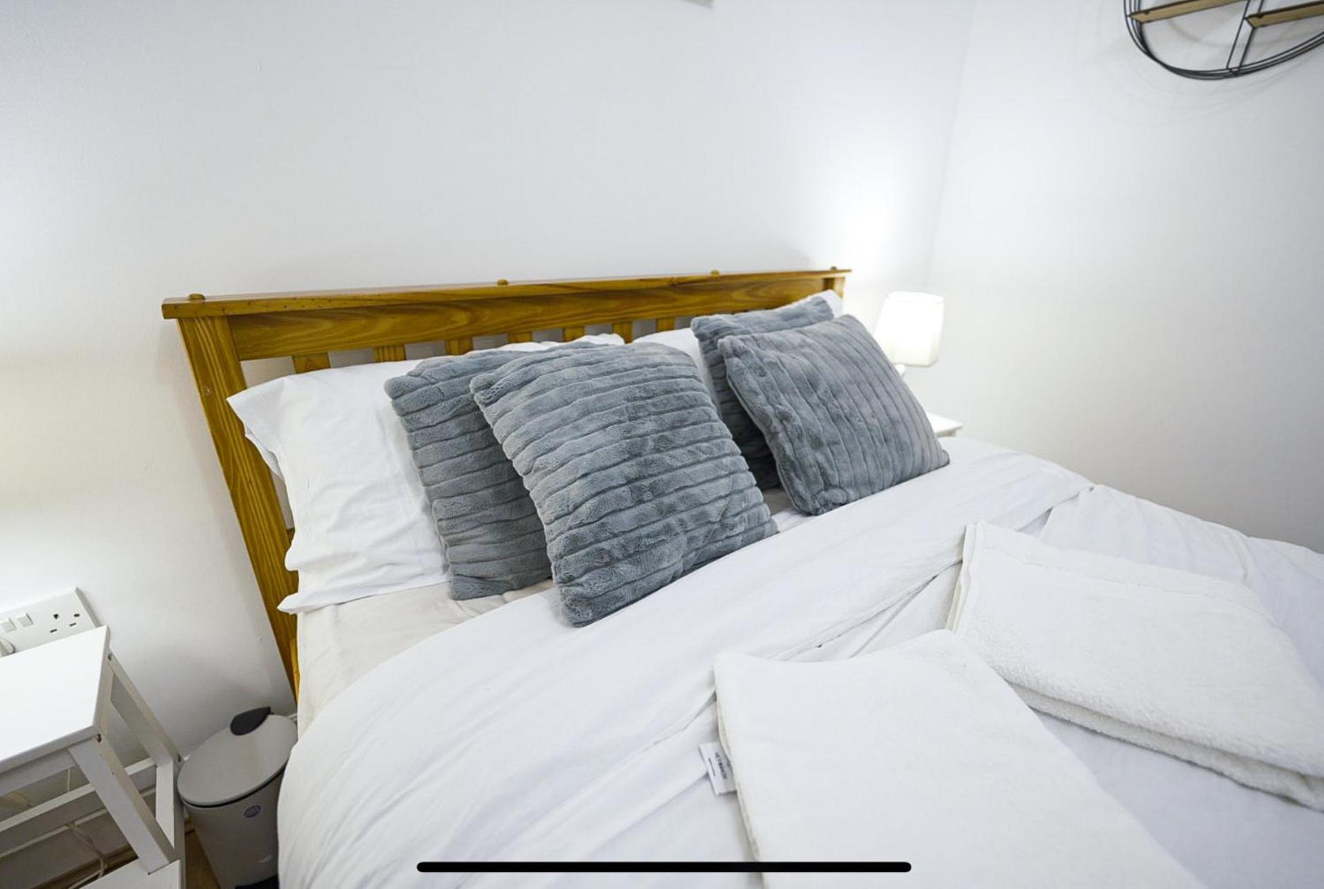 Modern Luxury 2 Bed Apartment, Sleeps 6 *