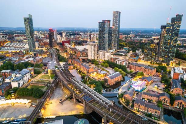 Apartment Quay House - Salford - 2bdr Sleeps 7, Spacious & Quiet - Free Parking - Close To Centre, United & The Lowry *