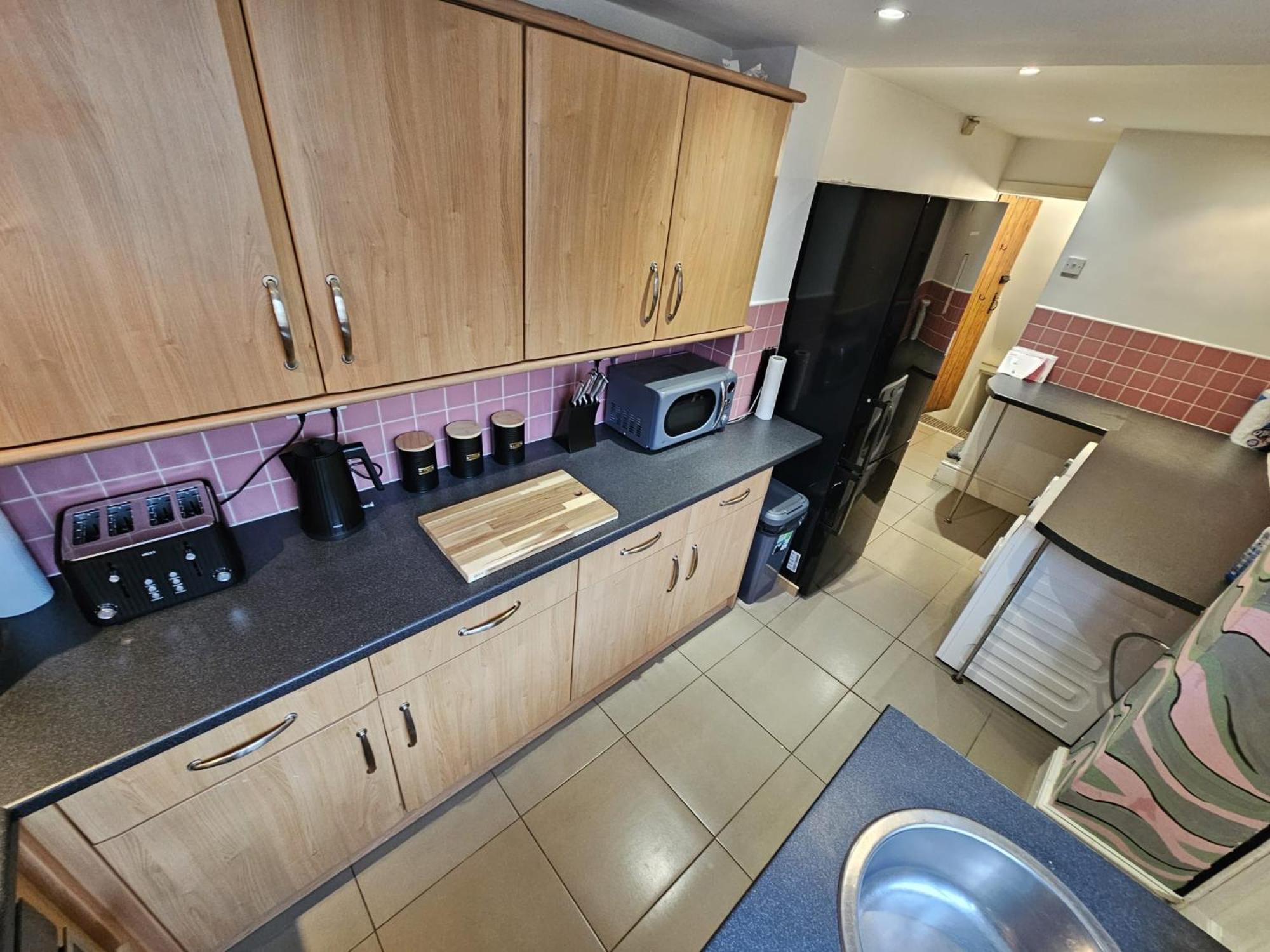-Sleeps 10 People Spacious House -Fast Free Wifi -Free Parking -Contractor Friendly *