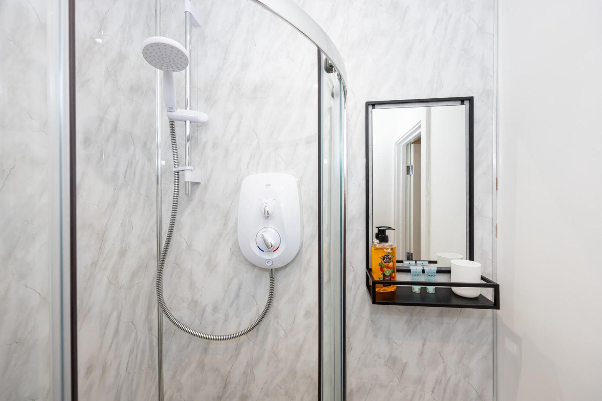 Private Ensuite With Kitchen Access By Irwell *
