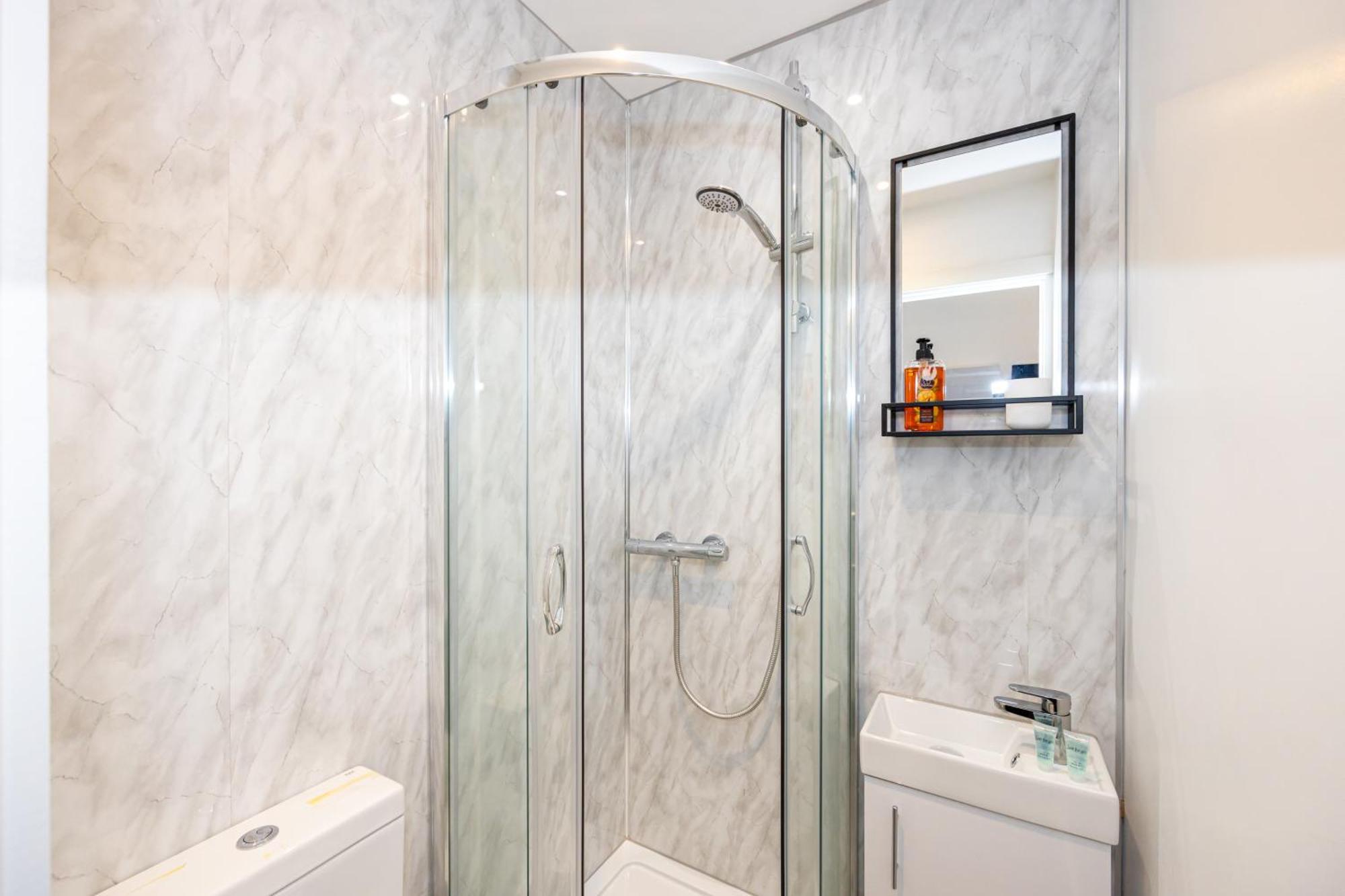 Private Ensuite With Kitchen Access By Irwell Hotel