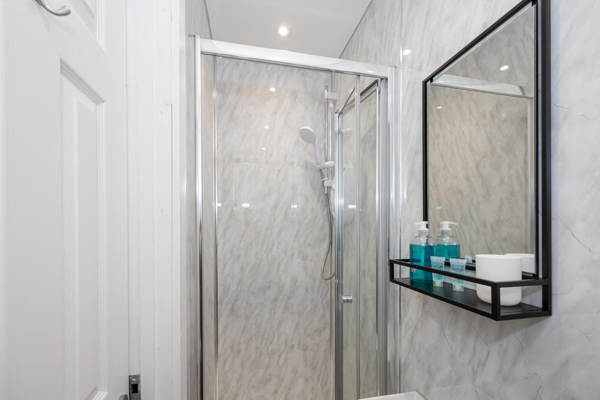 Hotel Private Ensuite With Kitchen Access By Irwell *