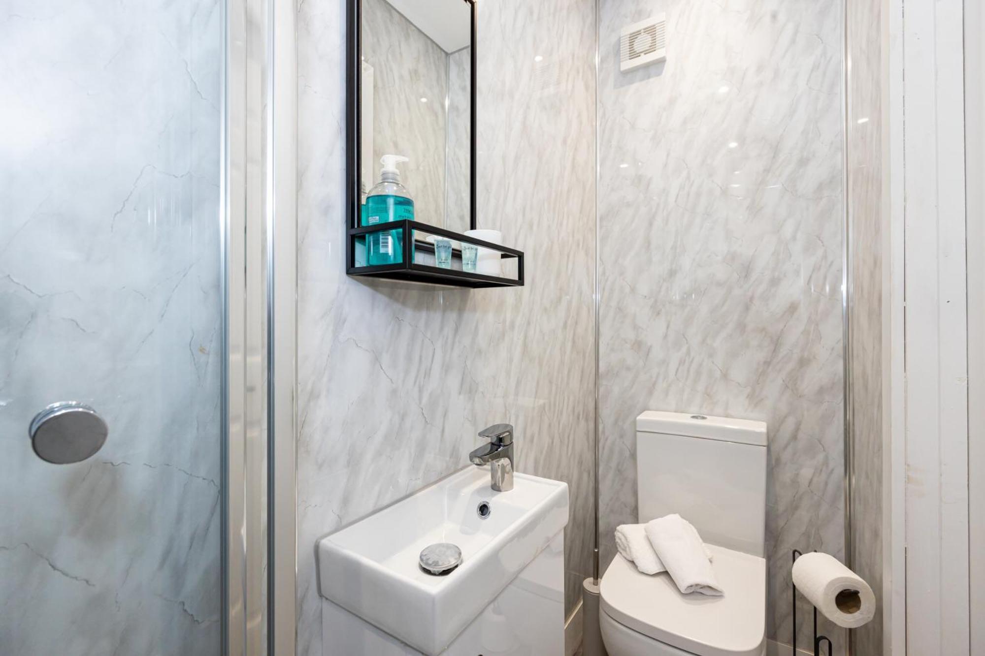 Private Ensuite With Kitchen Access By Irwell *