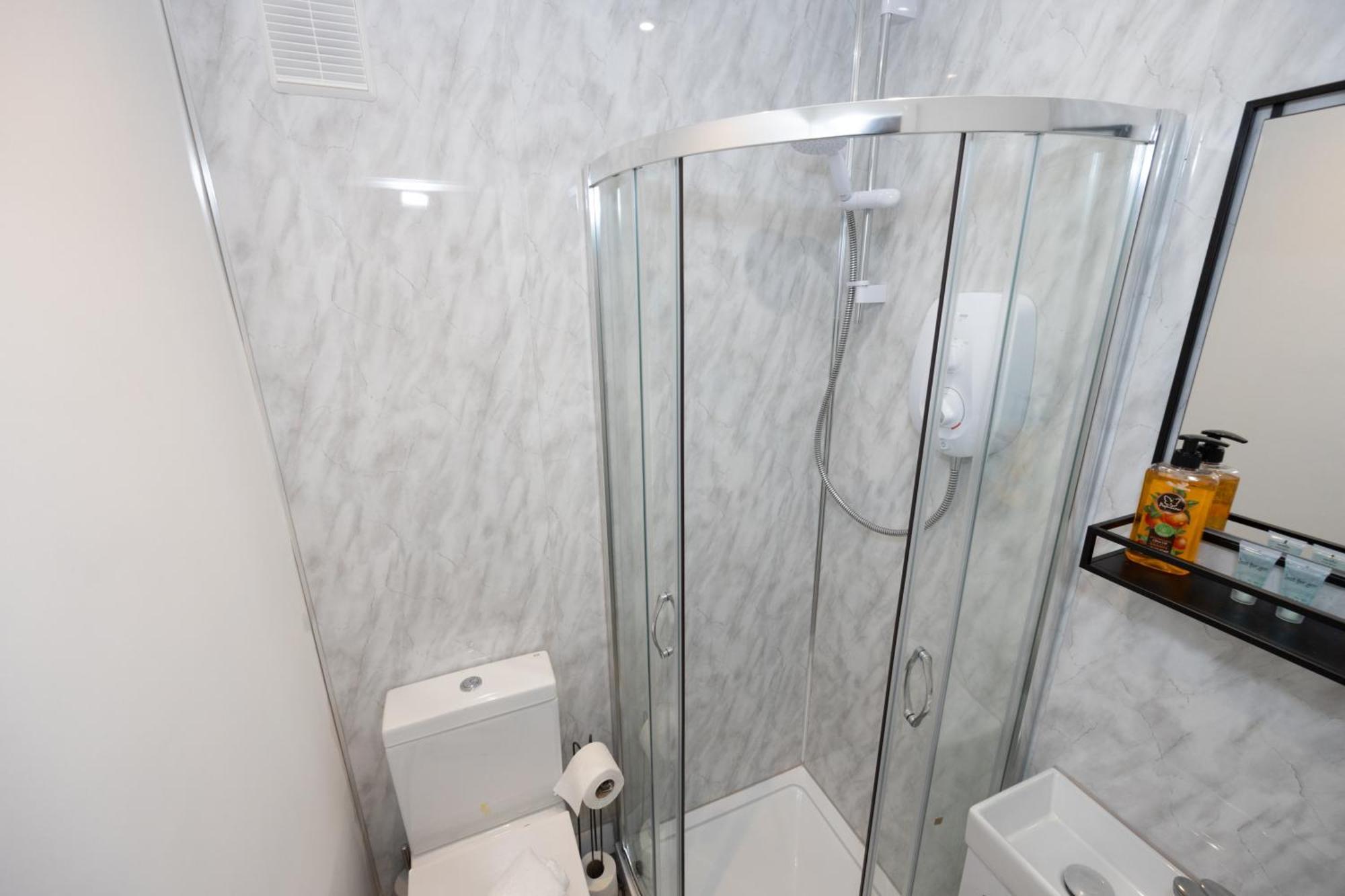Private Ensuite With Kitchen Access By Irwell *