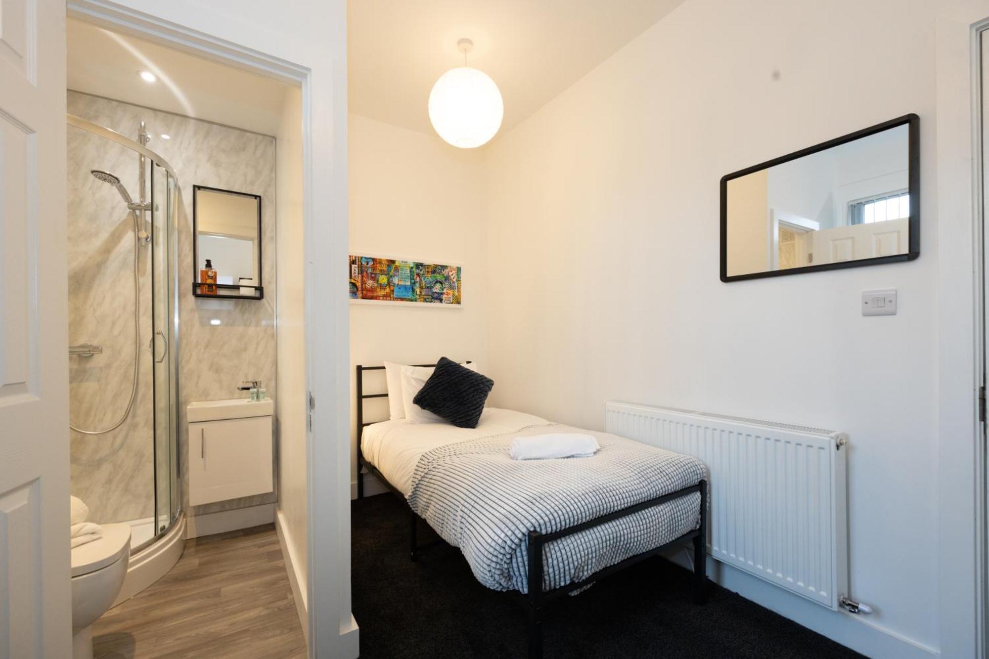 Hotel Private Ensuite With Kitchen Access By Irwell