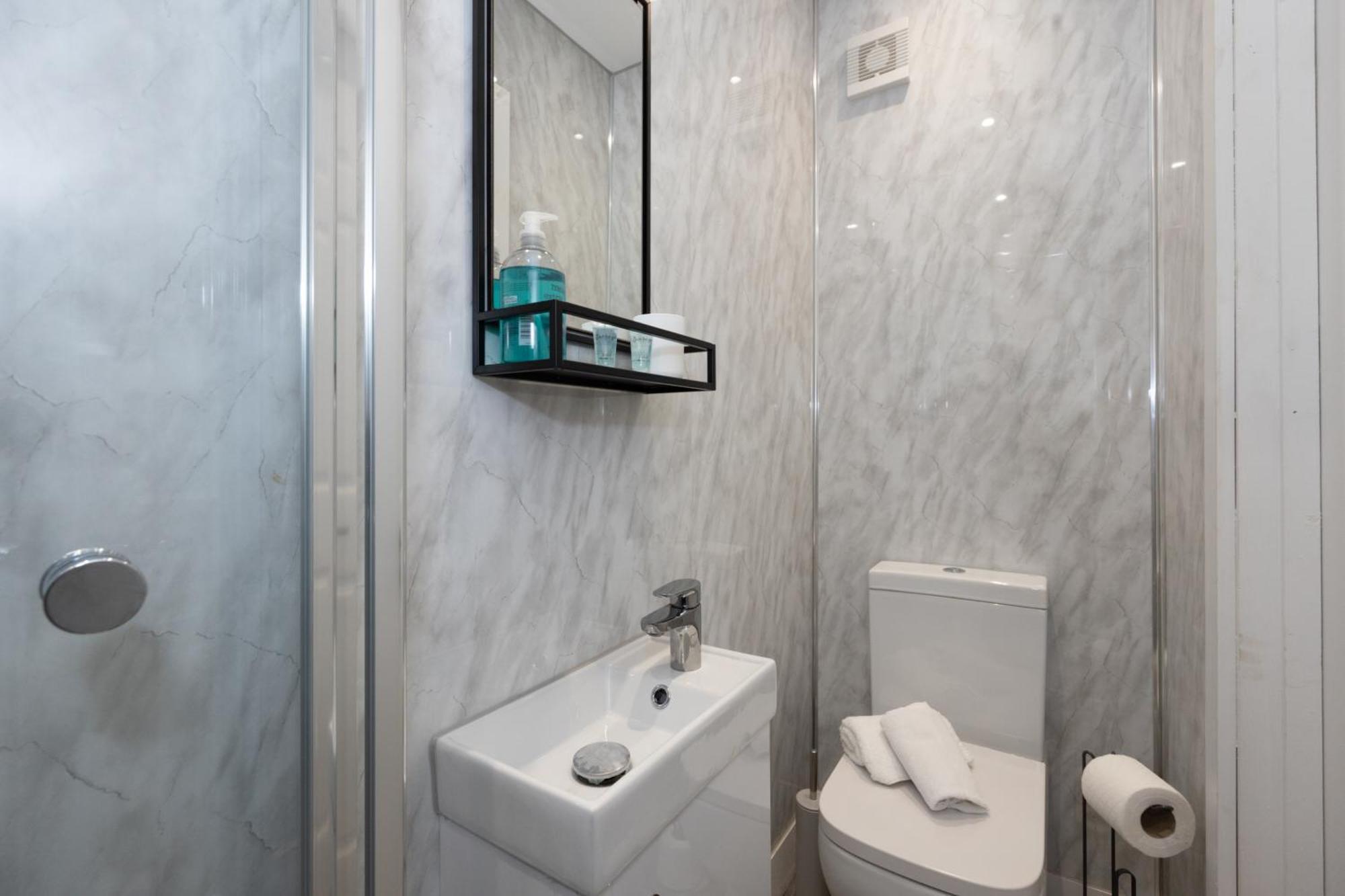 Private Ensuite With Kitchen Access By Irwell Hotel Manchester