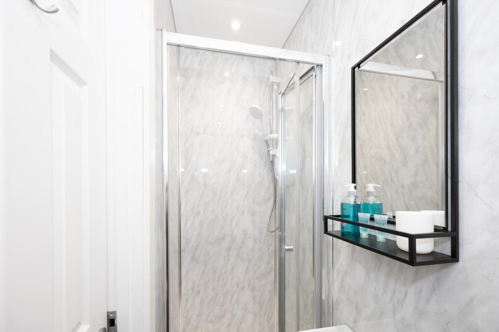 Private Ensuite With Kitchen Access By Irwell
