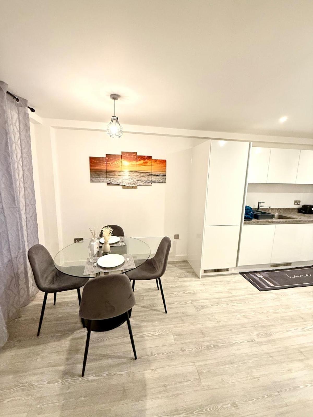 2br Duplex In Salford Mcr Sleeps4 Video In Photos