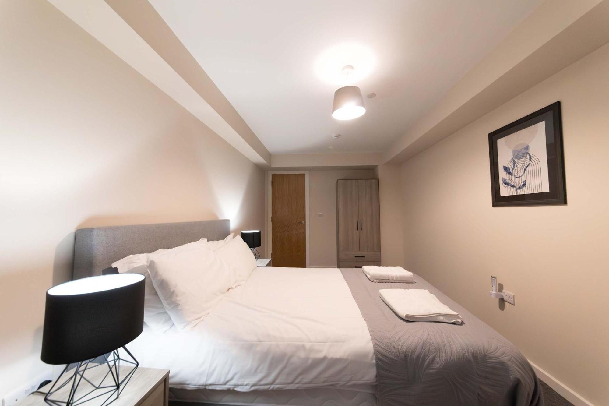 Spacious & Contemporary 2 Bed Apartment