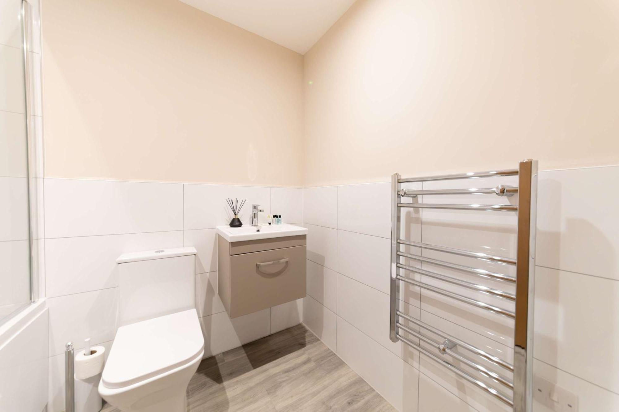 Spacious & Contemporary 2 Bed Apartment
