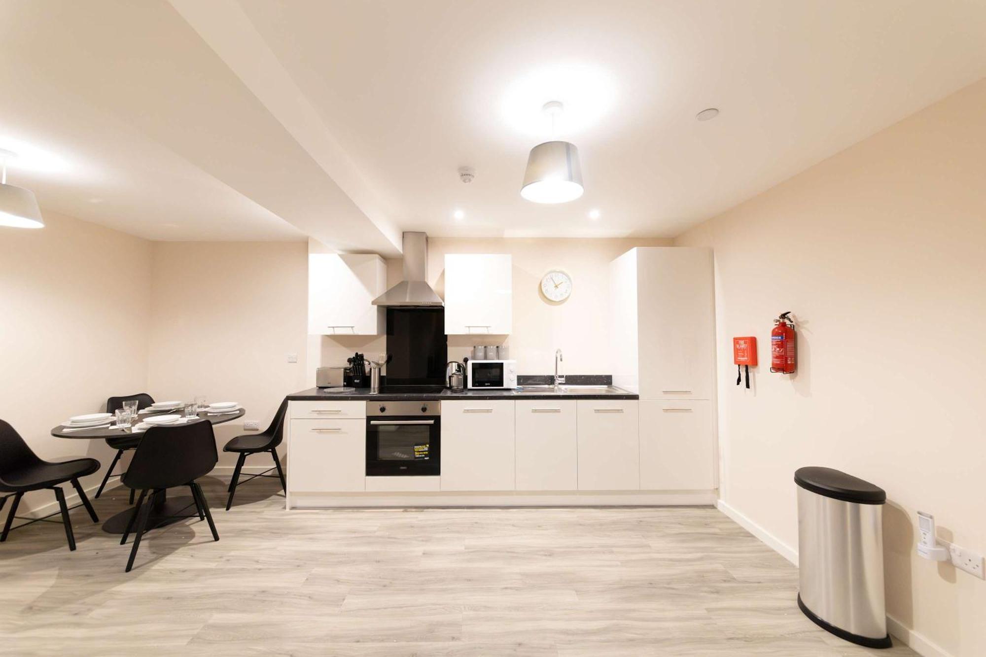 Spacious & Contemporary 2 Bed Apartment