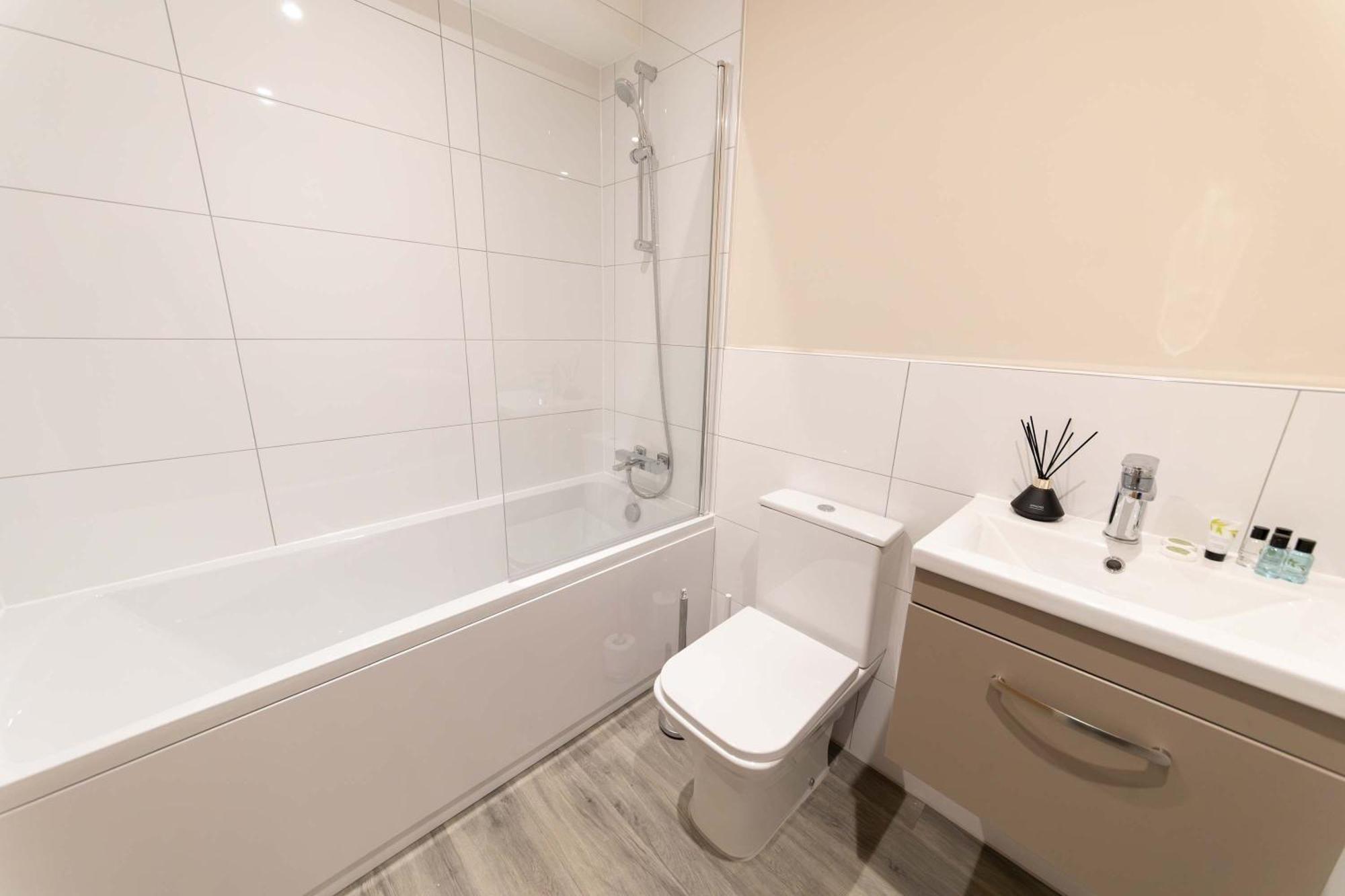 Spacious & Contemporary 2 Bed *