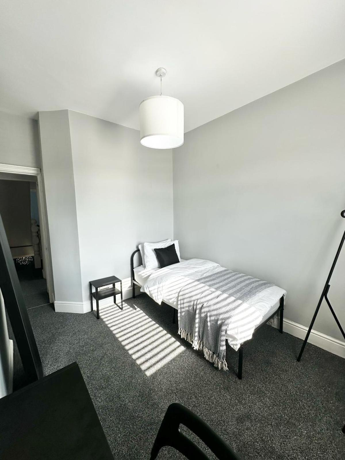 Luxury 5 Bed Salford Free Parking *