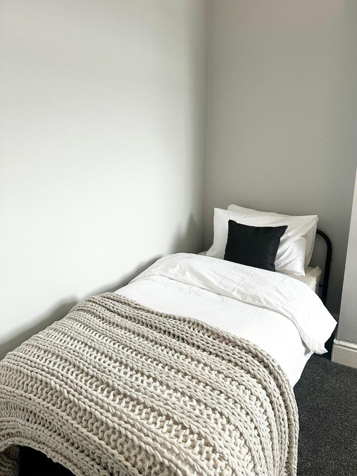 Luxury 5 Bed Salford Free Parking Holiday home
