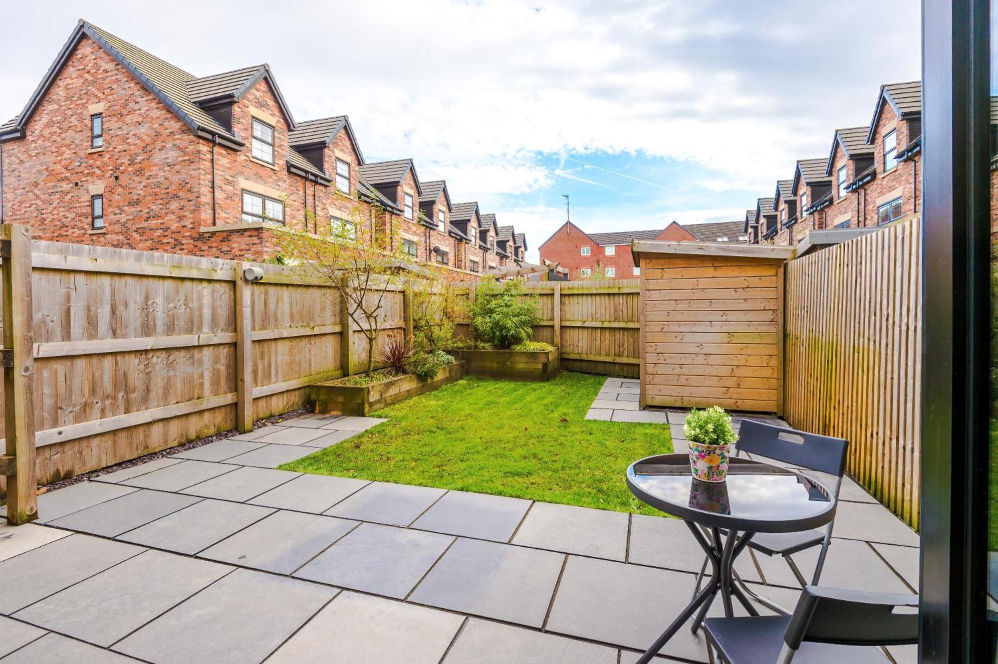 4 Bed House-2 Parking Spaces-vibrant Location