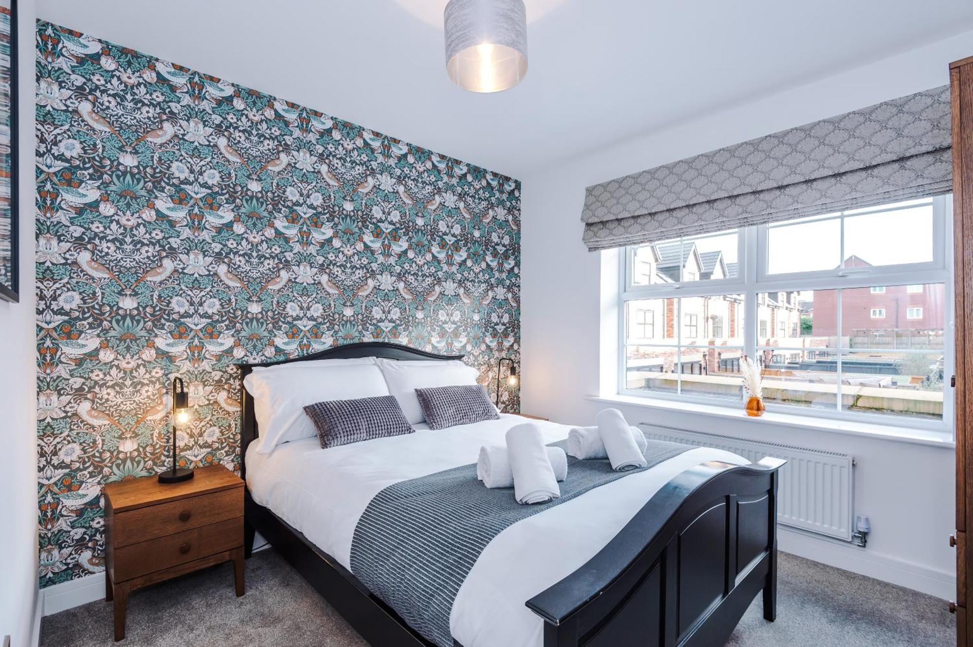 4 Bed House-2 Parking Spaces-vibrant Location Manchester