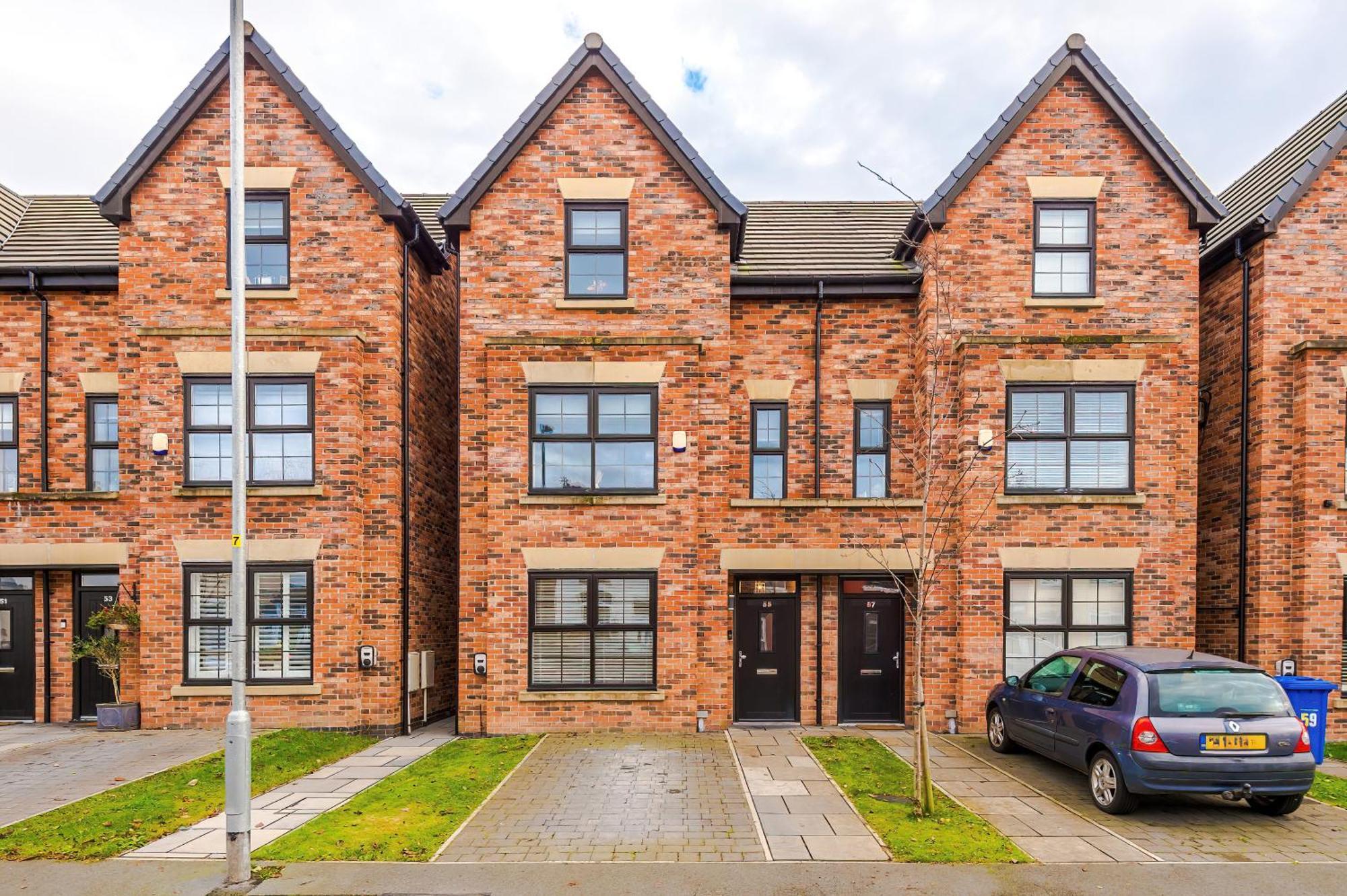 Holiday home 4 Bed House-2 Parking Spaces-vibrant Location