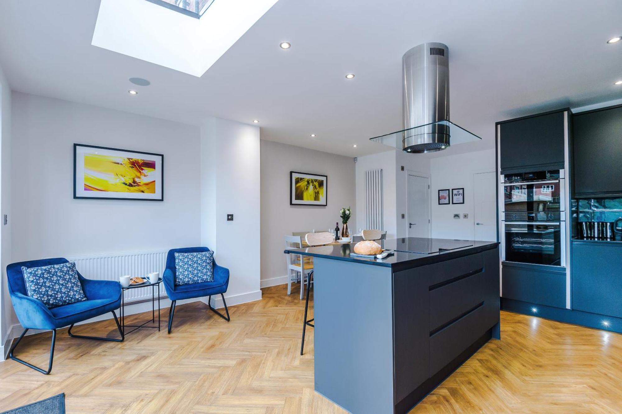 4 Bed House-2 Parking Spaces-vibrant Location