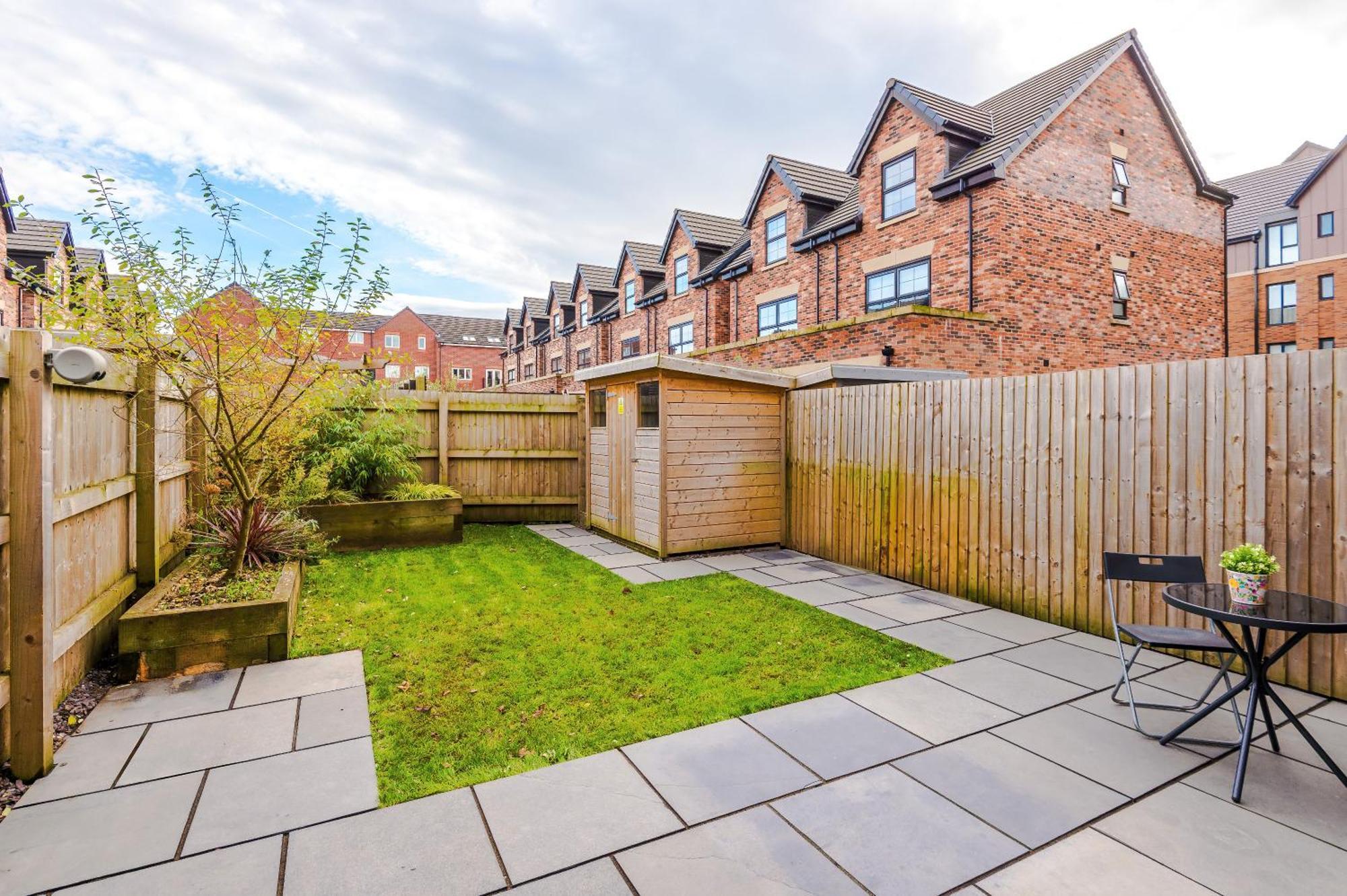 4 Bed House-2 Parking Spaces-vibrant Location Holiday home *