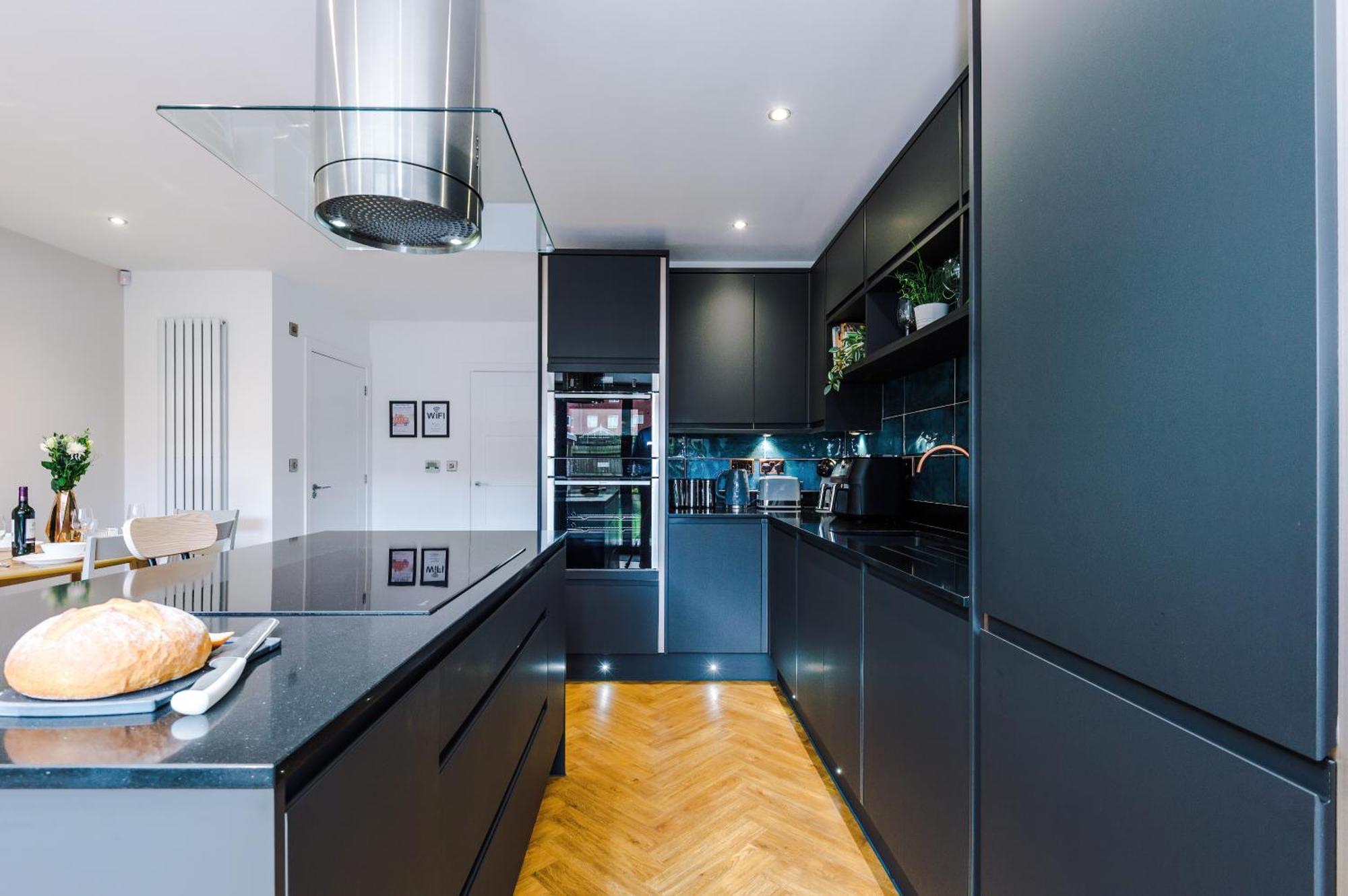 Holiday home 4 Bed House-2 Parking Spaces-vibrant Location Manchester