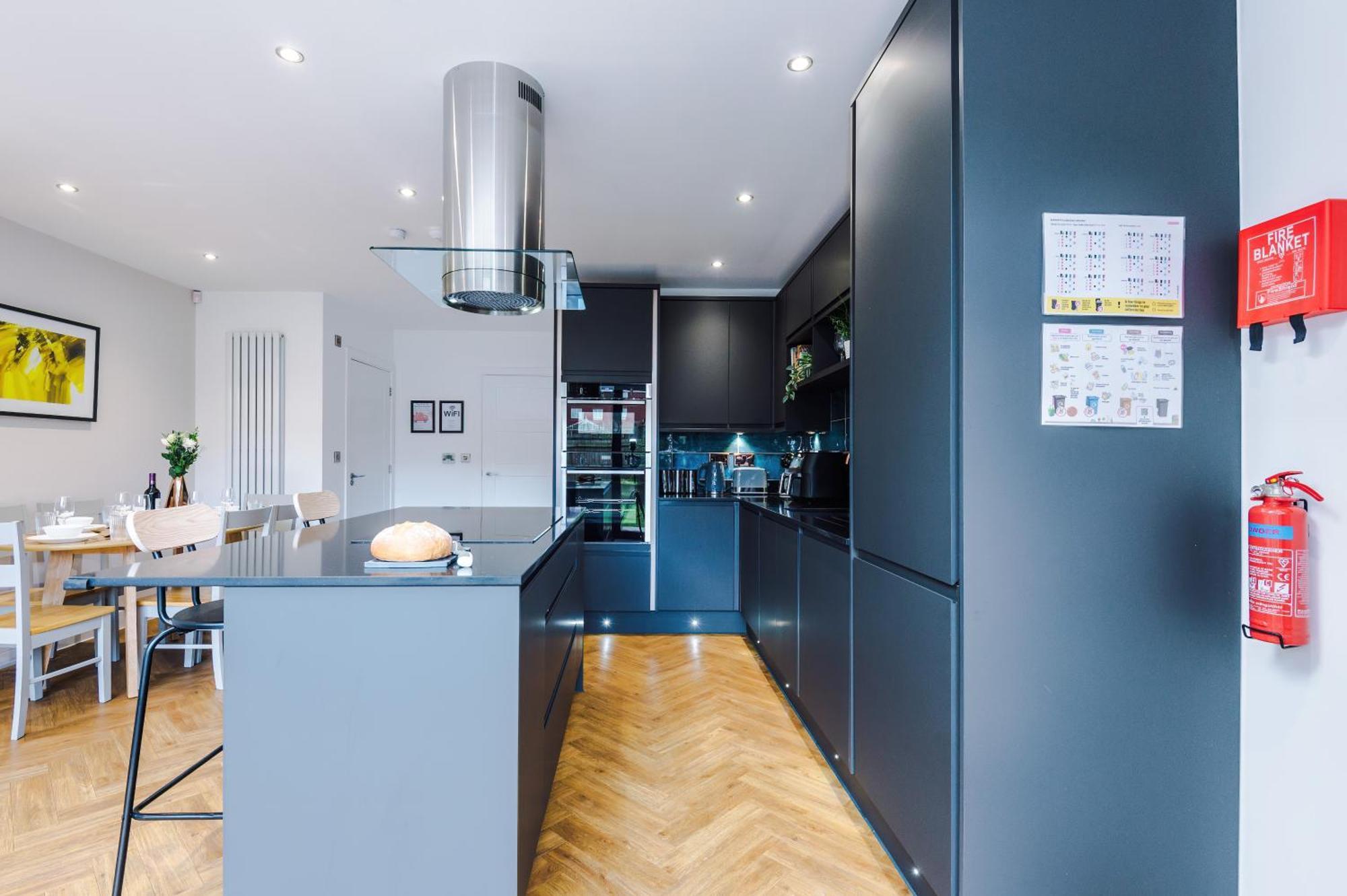 4 Bed House-2 Parking Spaces-vibrant Location Manchester