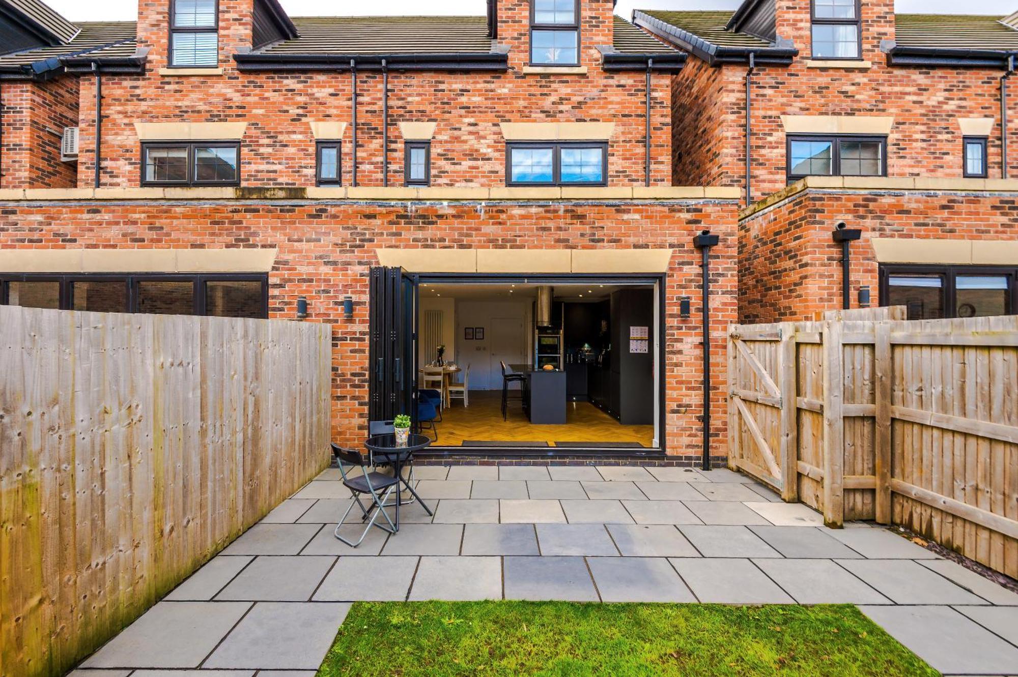 Holiday home 4 Bed House-2 Parking Spaces-vibrant Location *