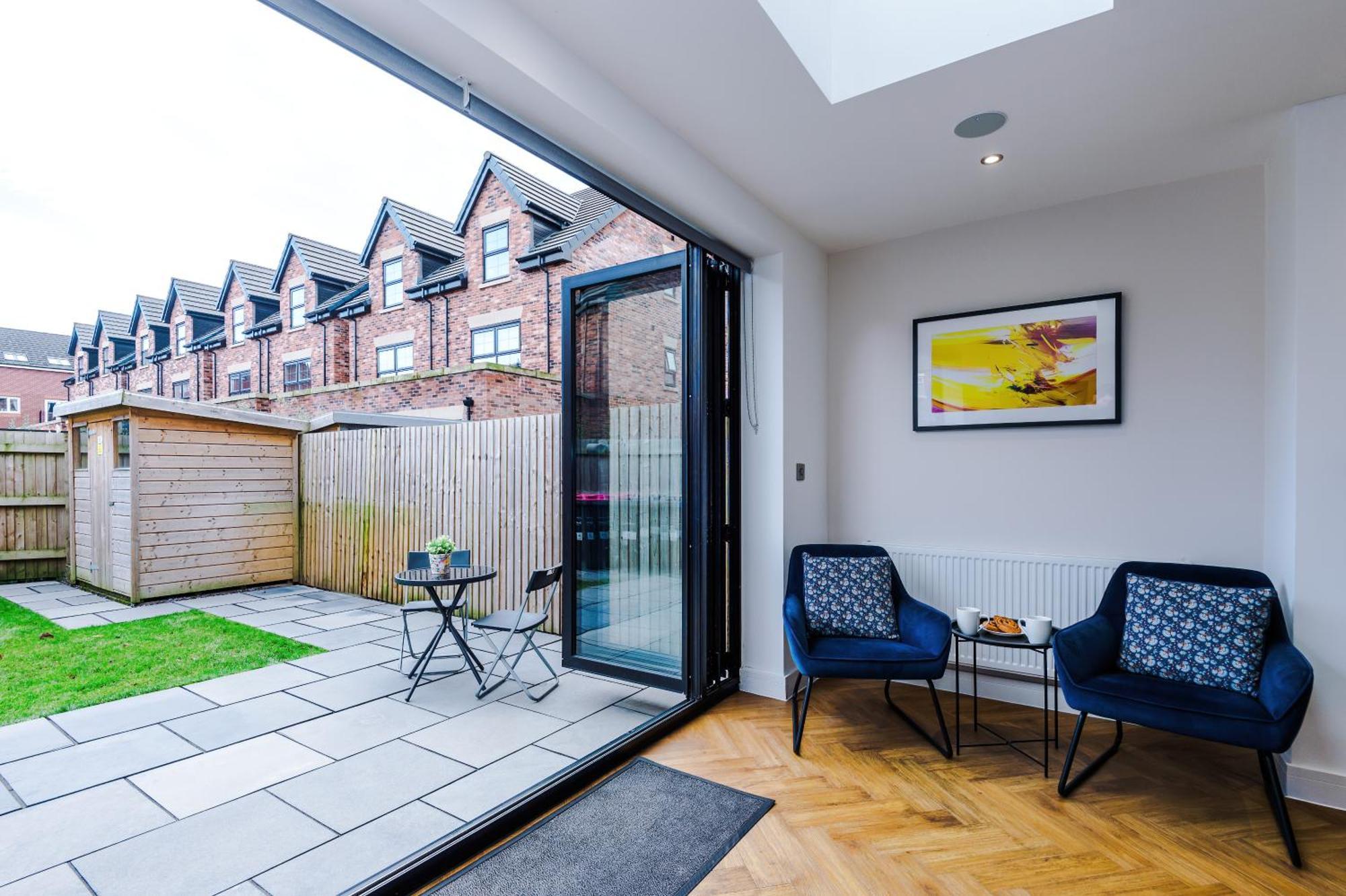 4 Bed House-2 Parking Spaces-vibrant Location Manchester