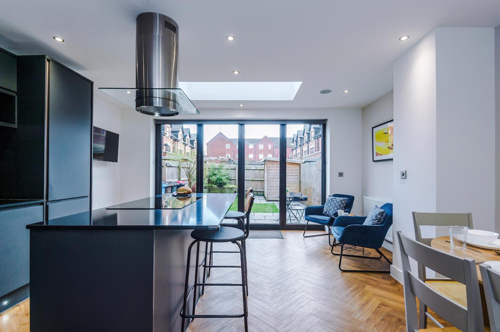4 Bed House-2 Parking Spaces-vibrant Location * Manchester