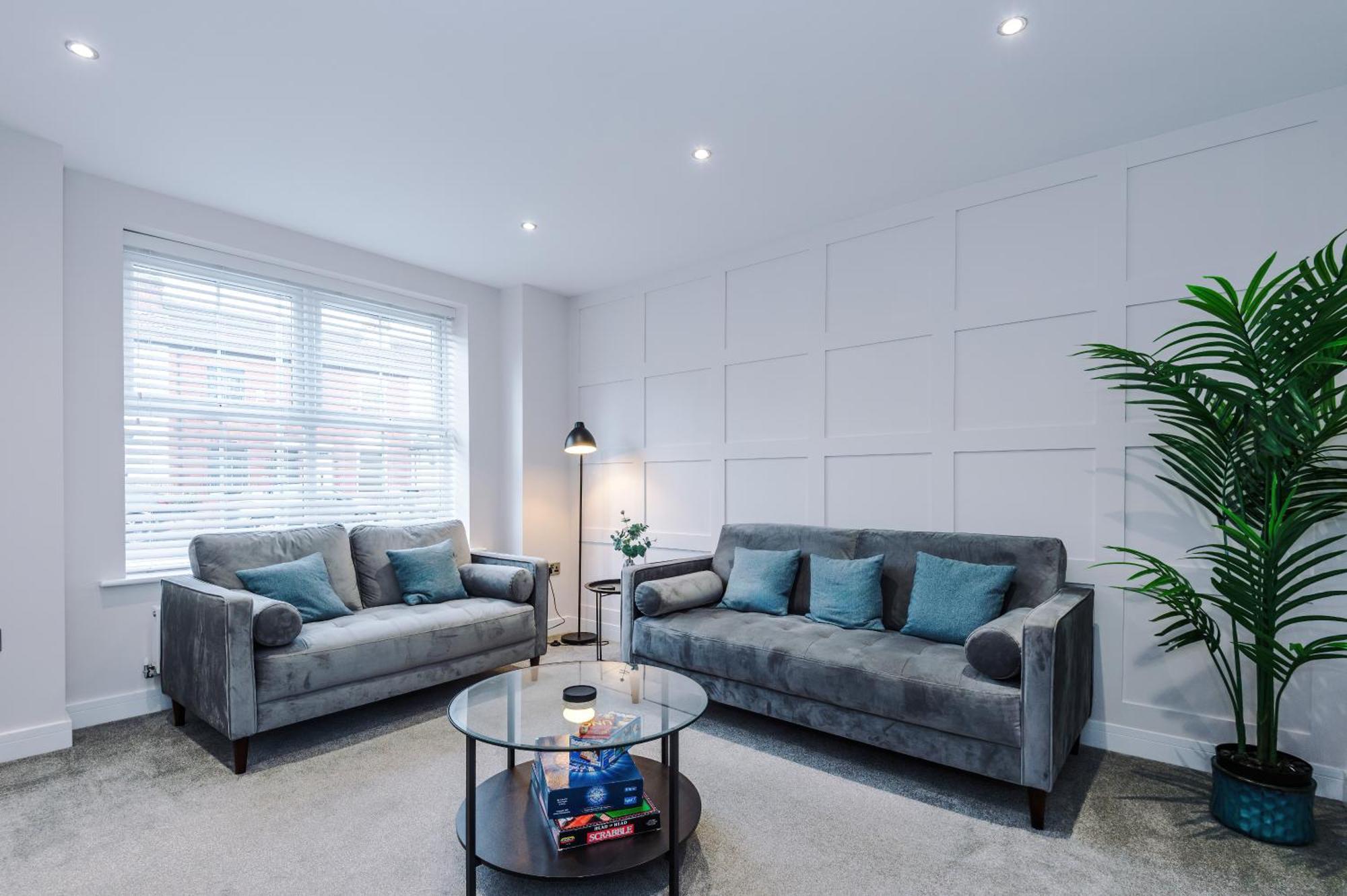 4 Bed House-2 Parking Spaces-vibrant Location Holiday home *