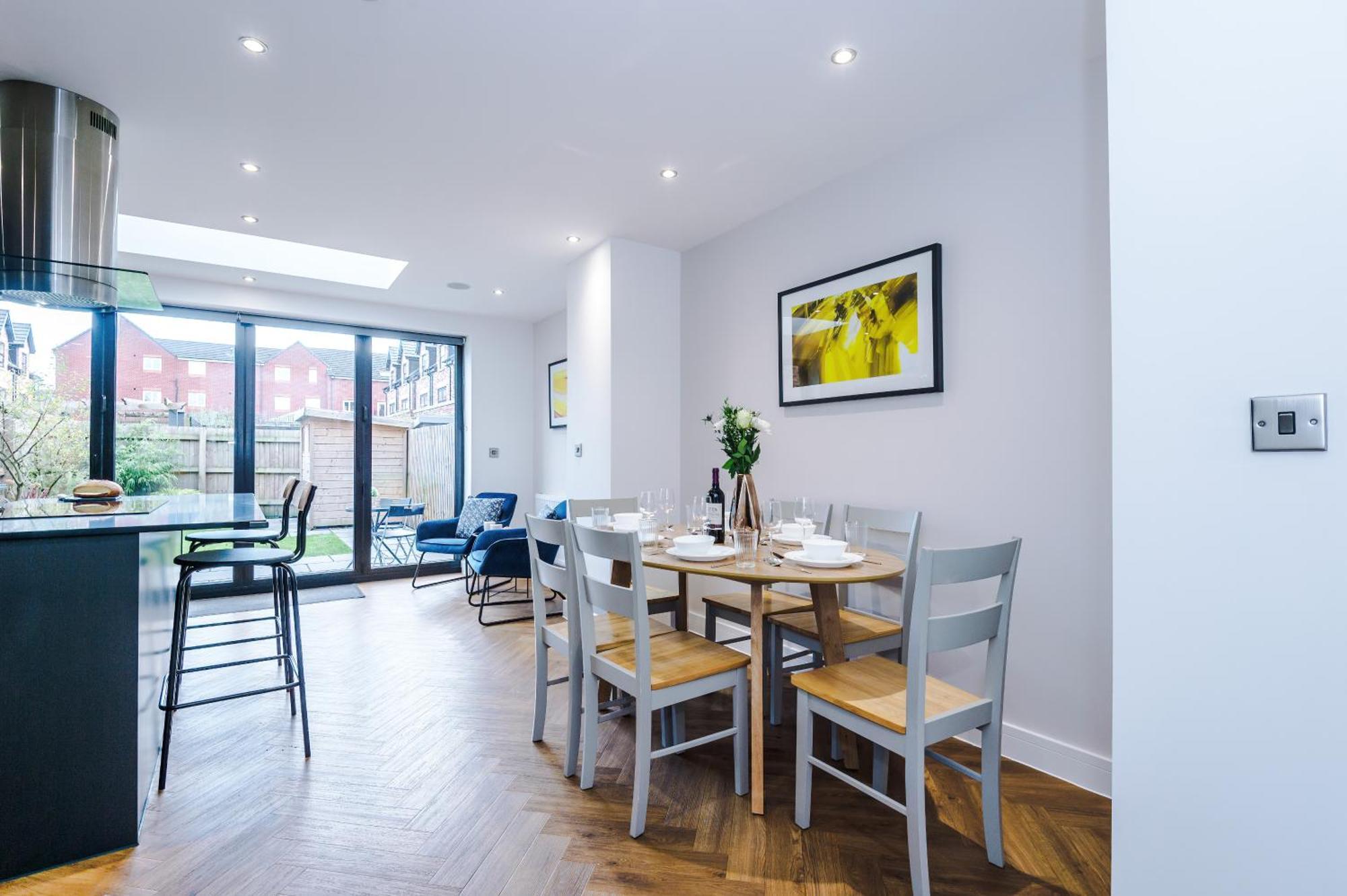 4 Bed House-2 Parking Spaces-vibrant Location Manchester